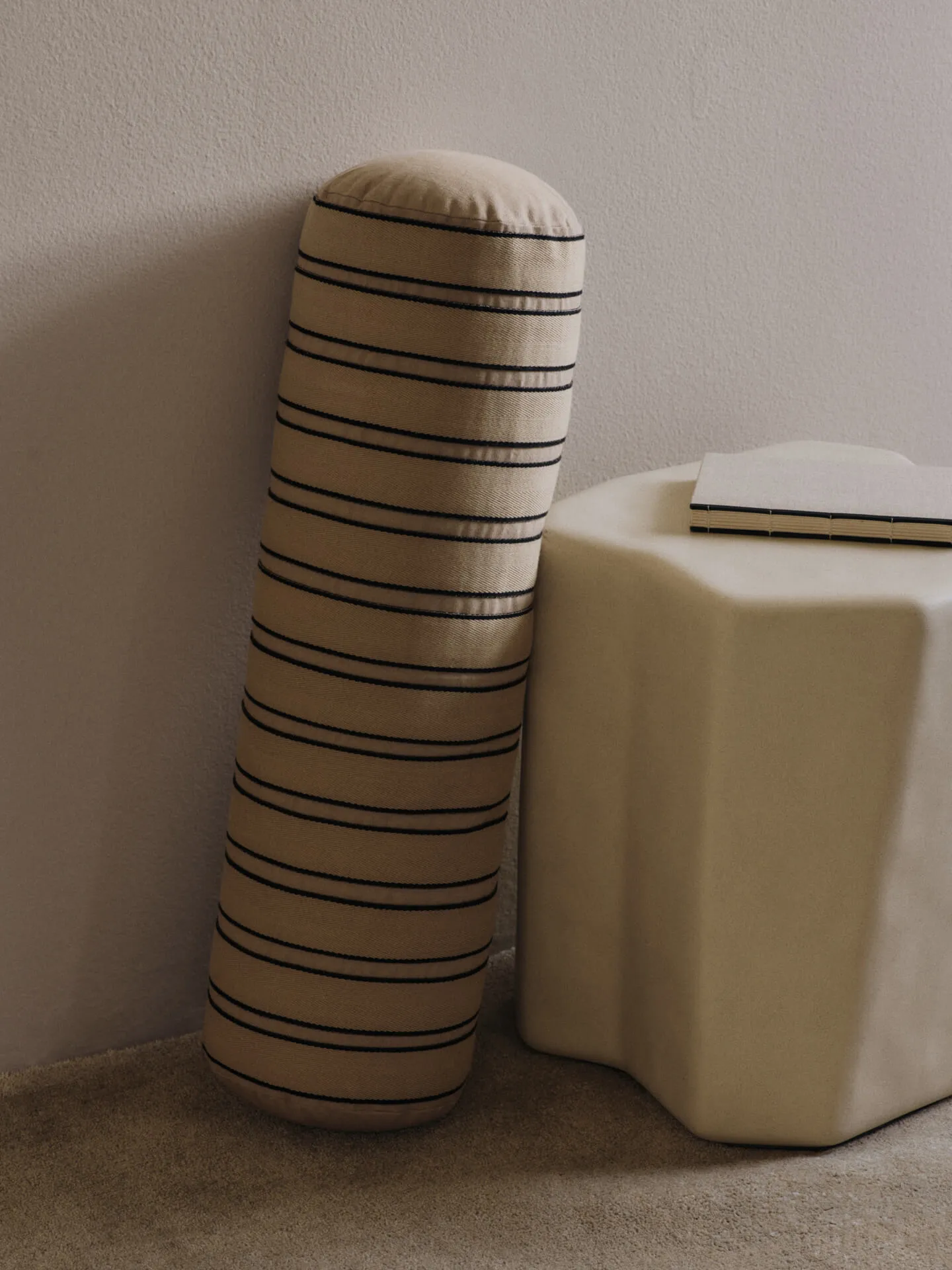 Twill bolster cylinderkudde, Cashmere-black Ferm Living