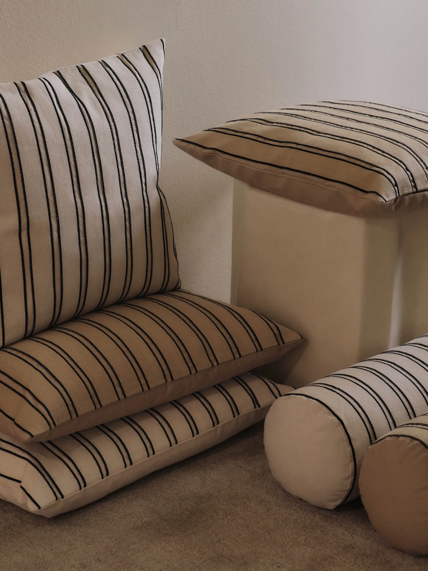 Twill bolster cylinderkudde, Cashmere-black Ferm Living