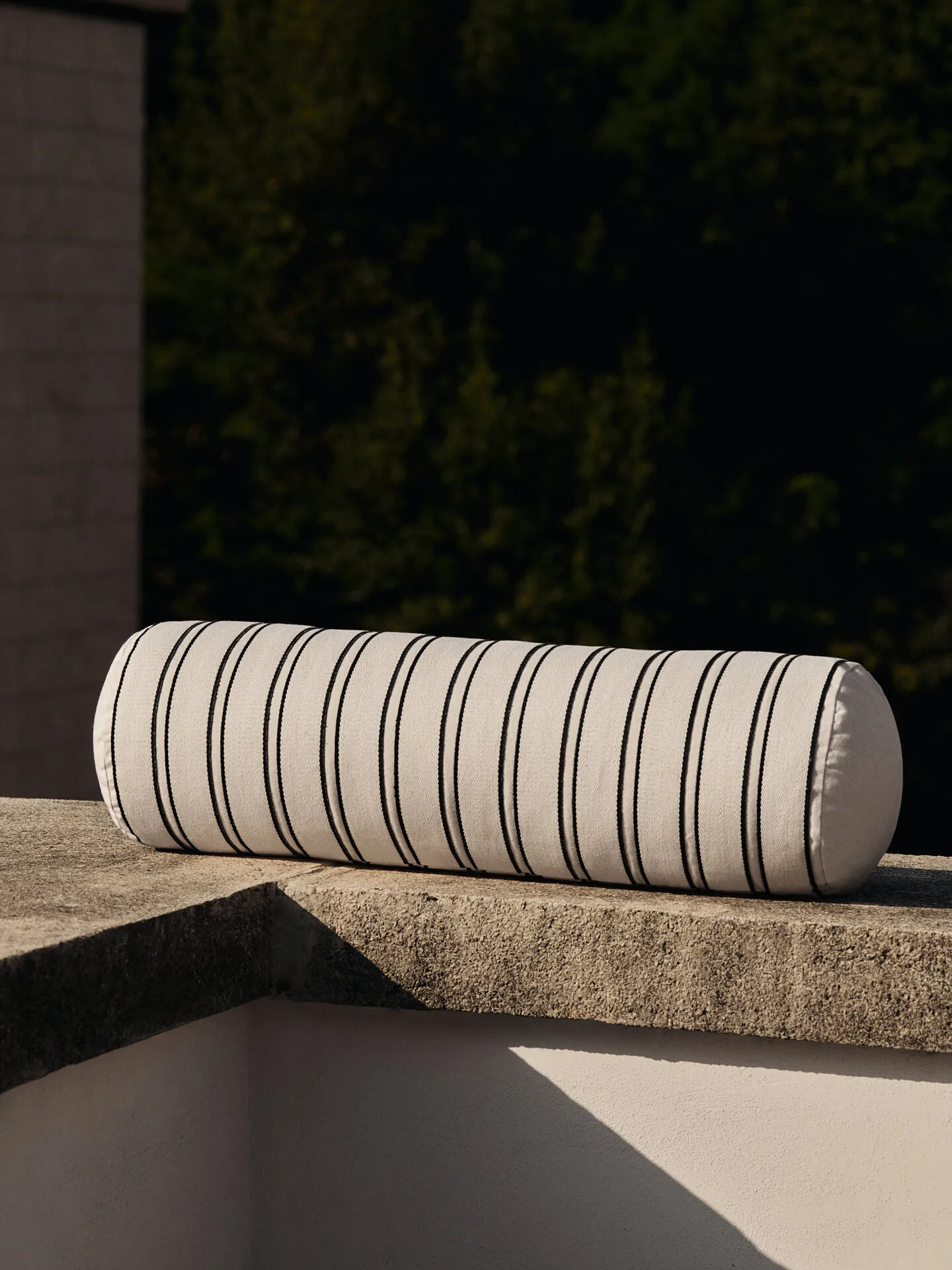 Twill bolster cylinderkudde, Off-white-black Ferm Living