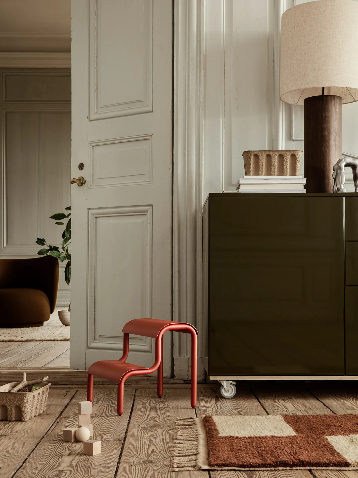 Up σκαμνάκι με σκαλοπάτι, Κόκκινο παπαρούνας Ferm Living