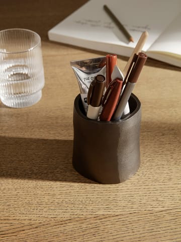 Yama μολυβοθήκη μικρή Ø7,8 cm - Μαυρισμένο αλουμίνιο - Ferm Living