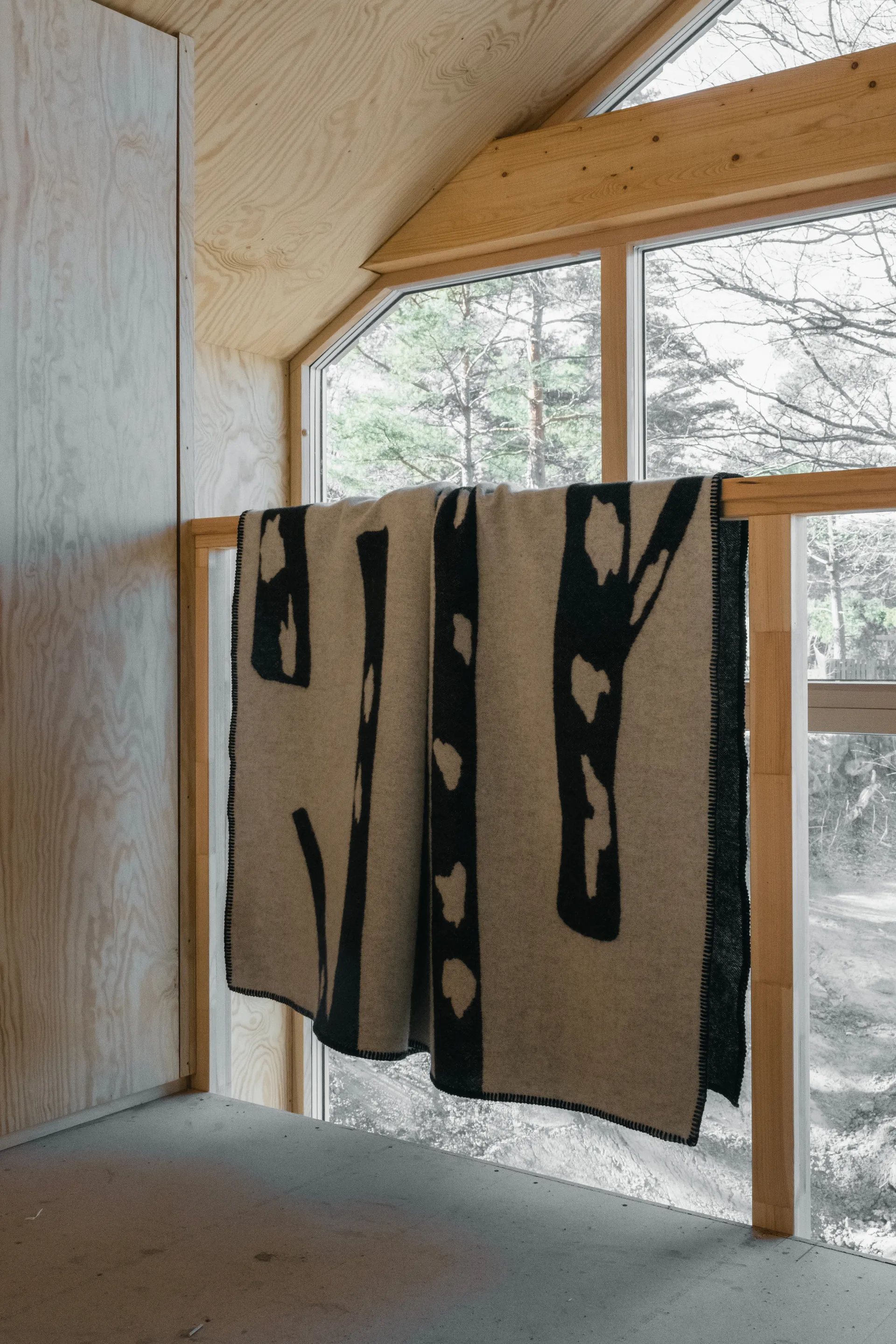 Βελούδινο κάλυμμα Birch 130x180 εκ., Black-white Fine Little Day