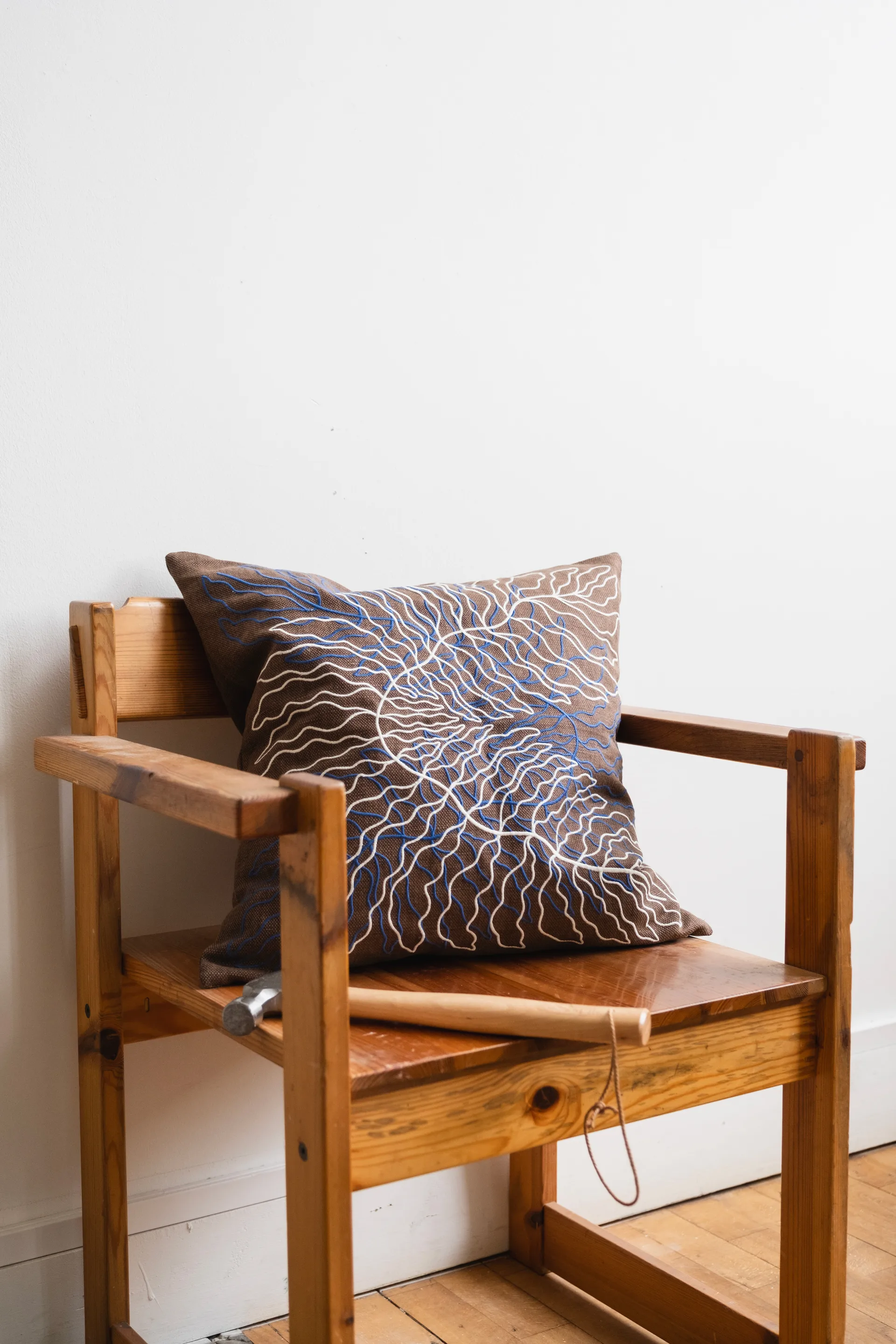 Leaves κεντημένη μαξιλαροθήκη 48x48 εκ., Brown Fine Little Day