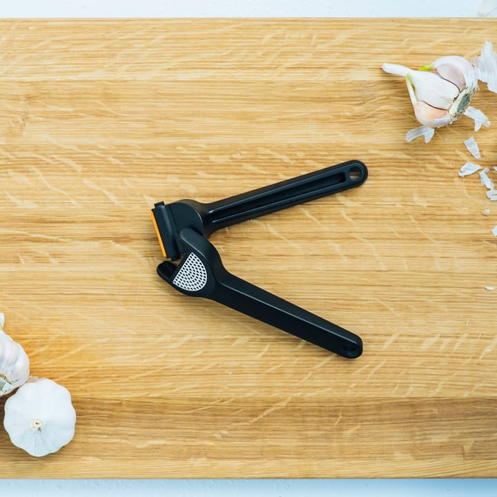 Functional Form πρέσα σκόρδου 24 cm, Μαύρο Fiskars