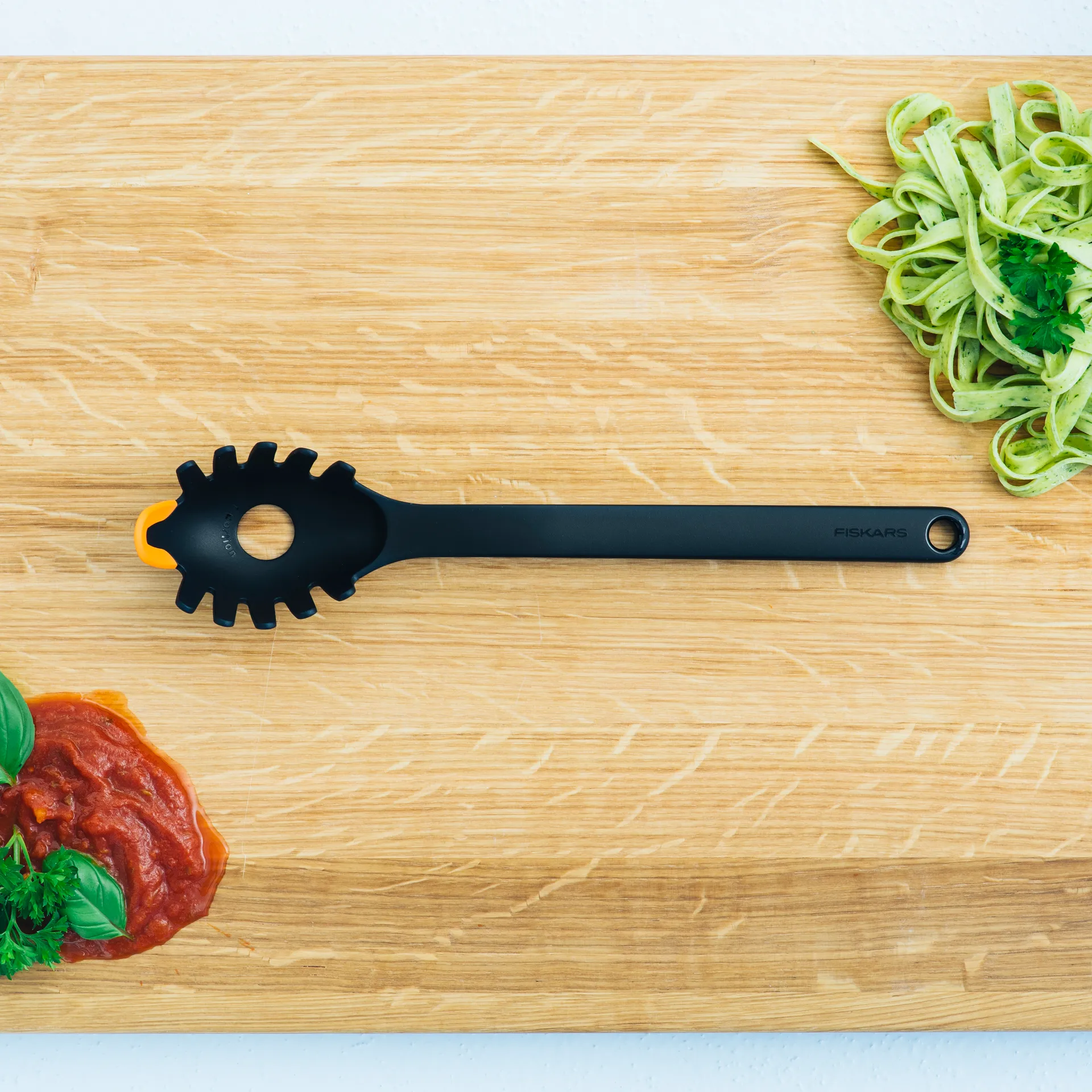 Functional Form κουτάλι για ζυμαρικά 29 cm, Μαύρο Fiskars