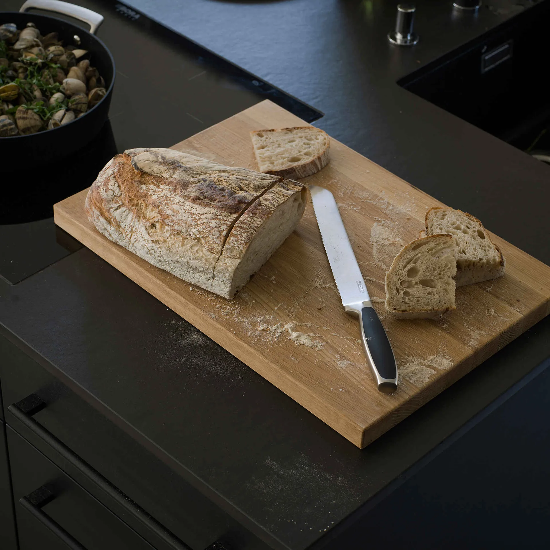 Royal μαχαίρι για ψωμί, 23 cm Fiskars