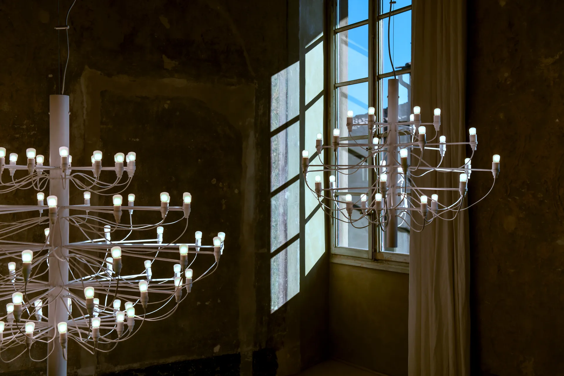 2097 Sarfatti πολυέλαιος, Ματ λευκό 30 lampor Flos