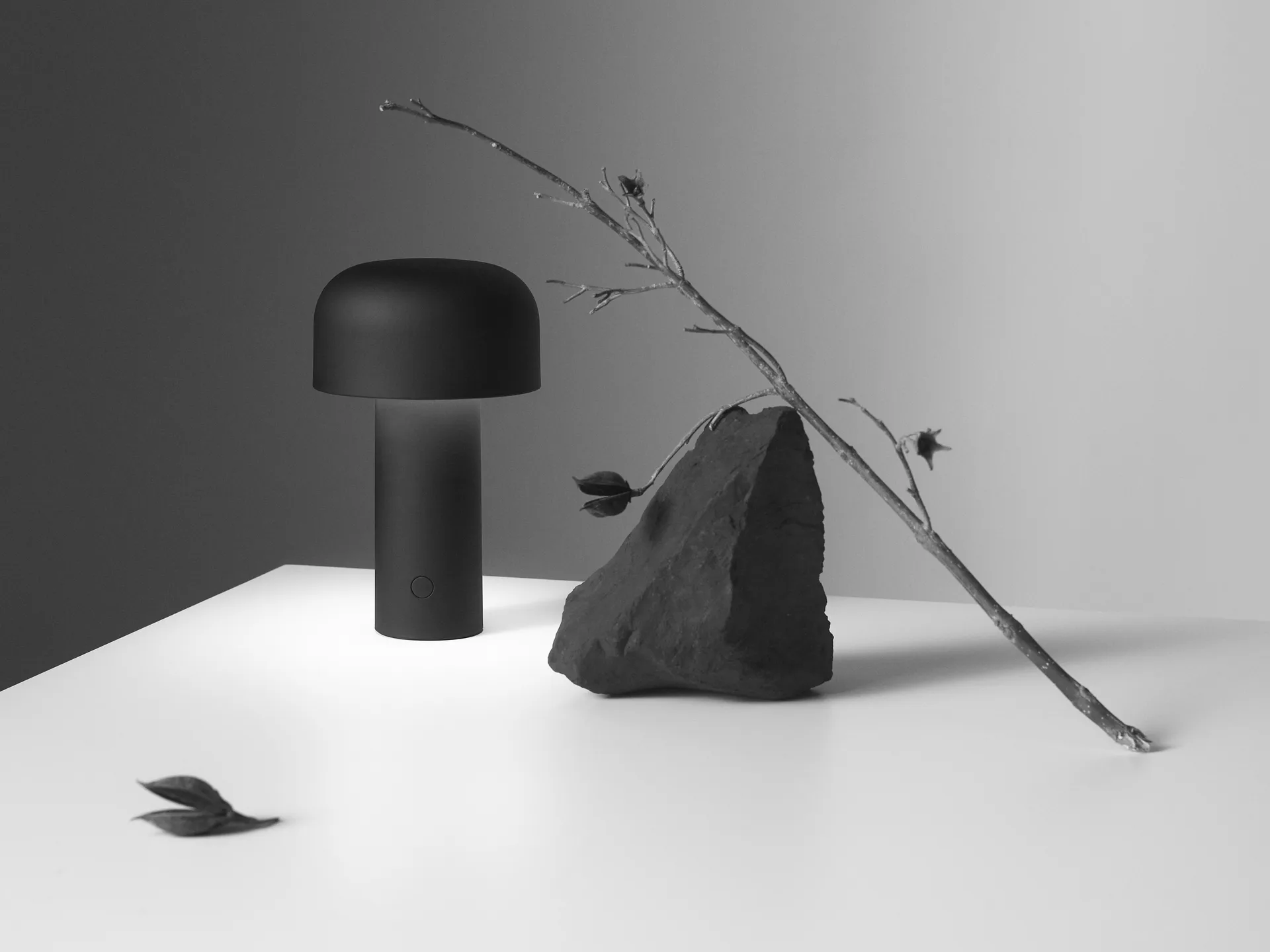 Bellhop φορητό επιτραπέζιο φωτιστικό, Matte black Flos