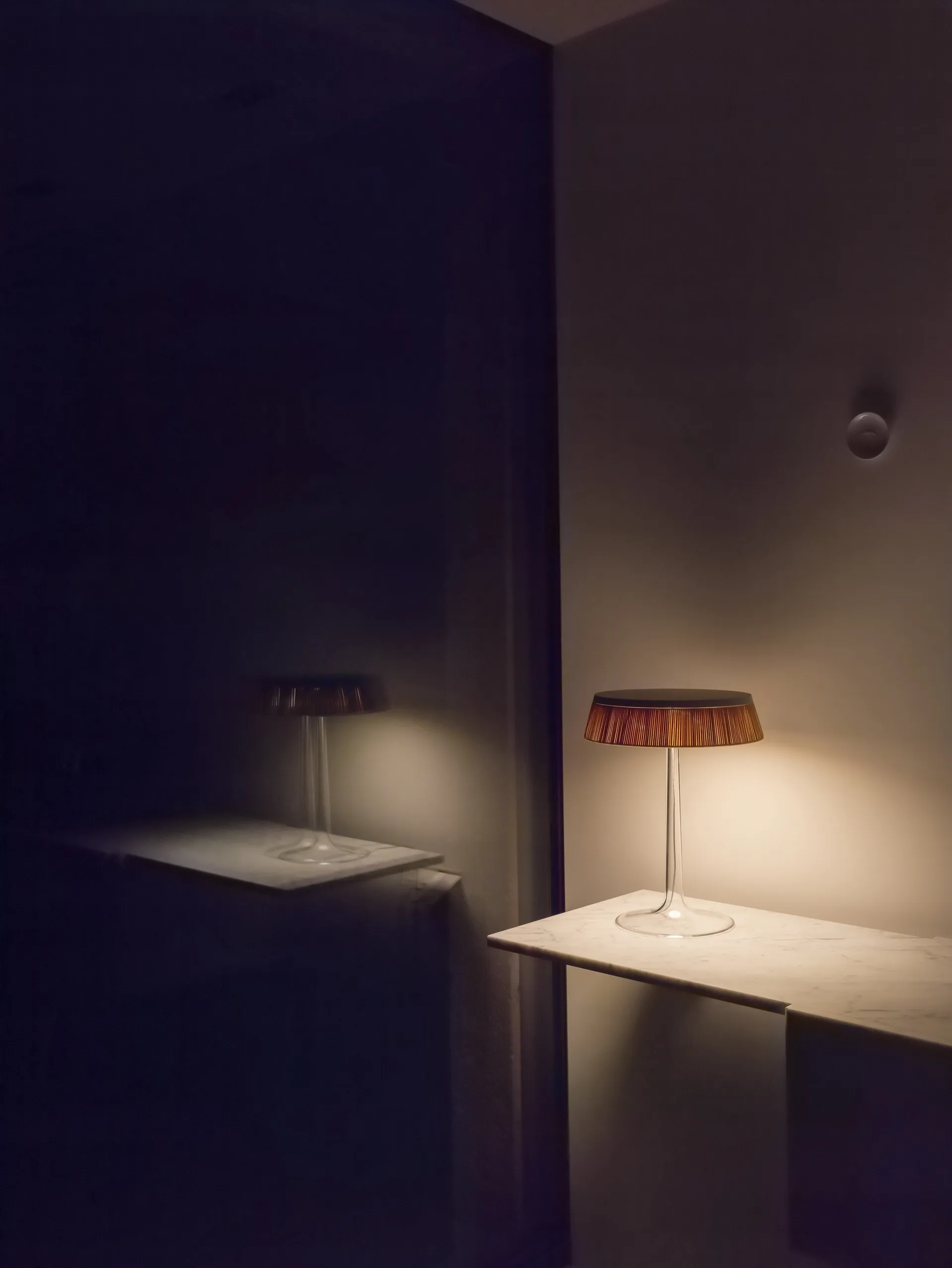 Bon Jour T επιτραπέζιο φωτιστικό, Καπνιστό γκρι-mattkromad κορυφή Flos