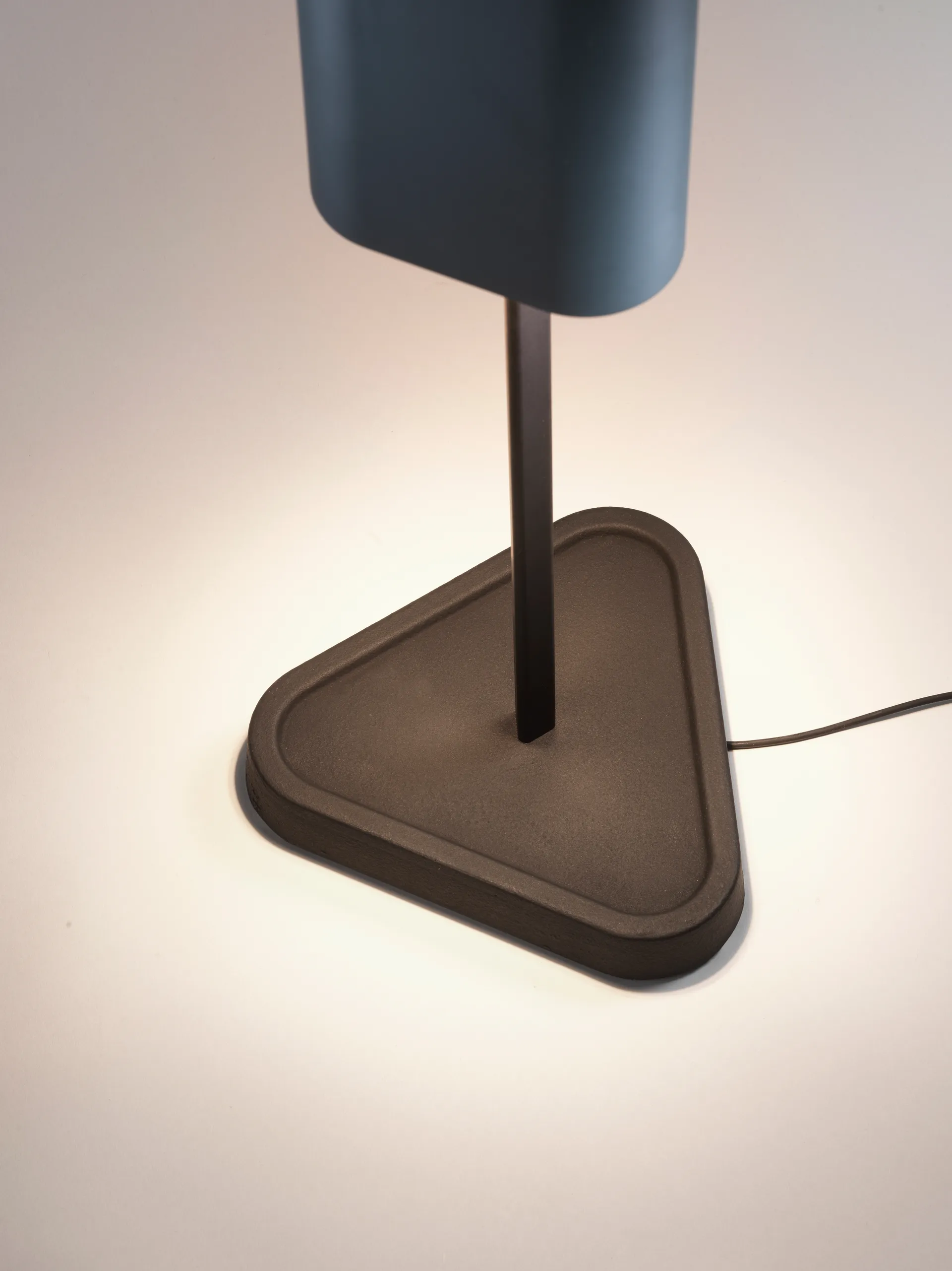 EMI επιτραπέζιο φωτιστικό 114 cm, Deep blue Flos