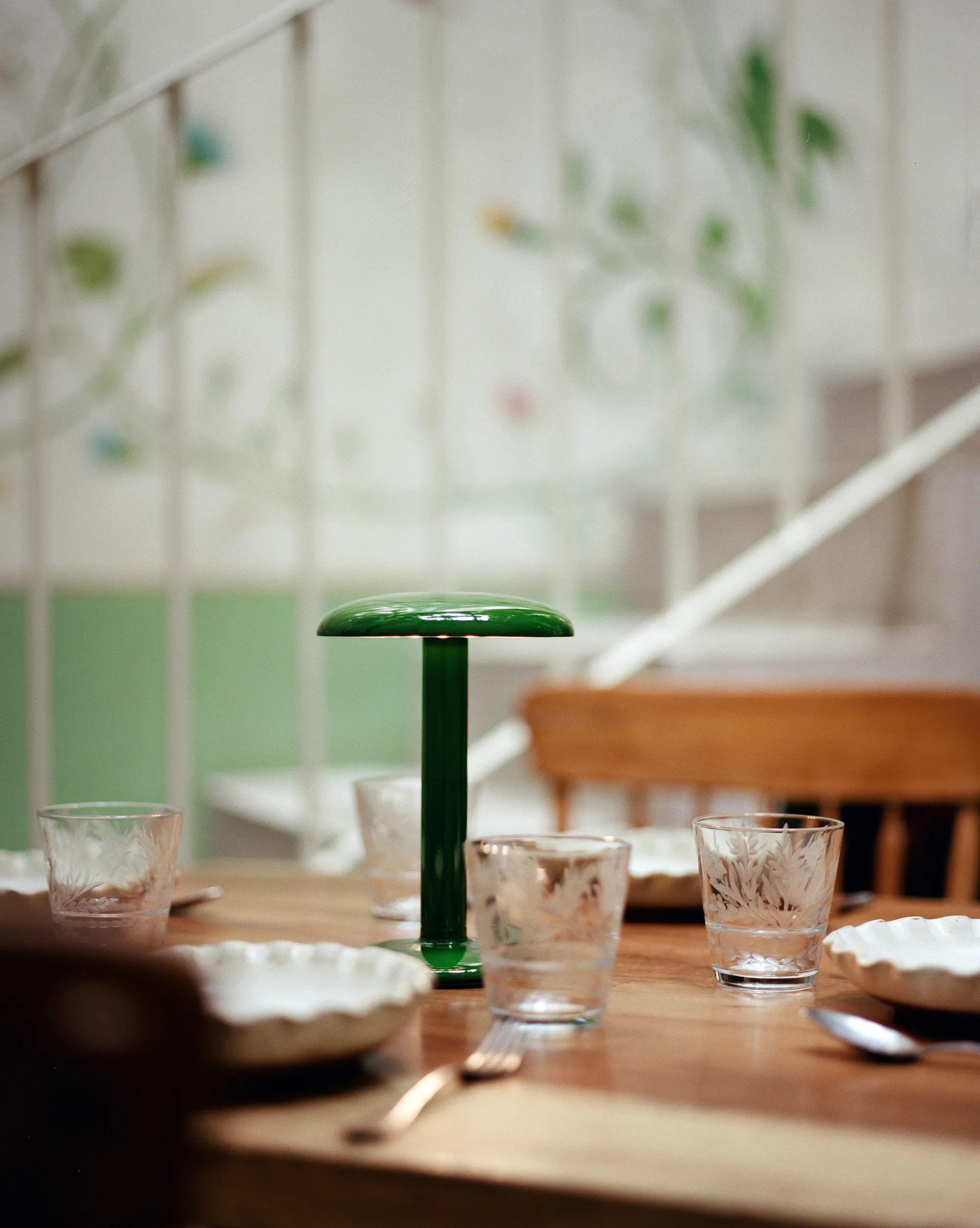 Gustave Residential φορητό επιτραπέζιο φωτιστικό, Lacquered green Flos