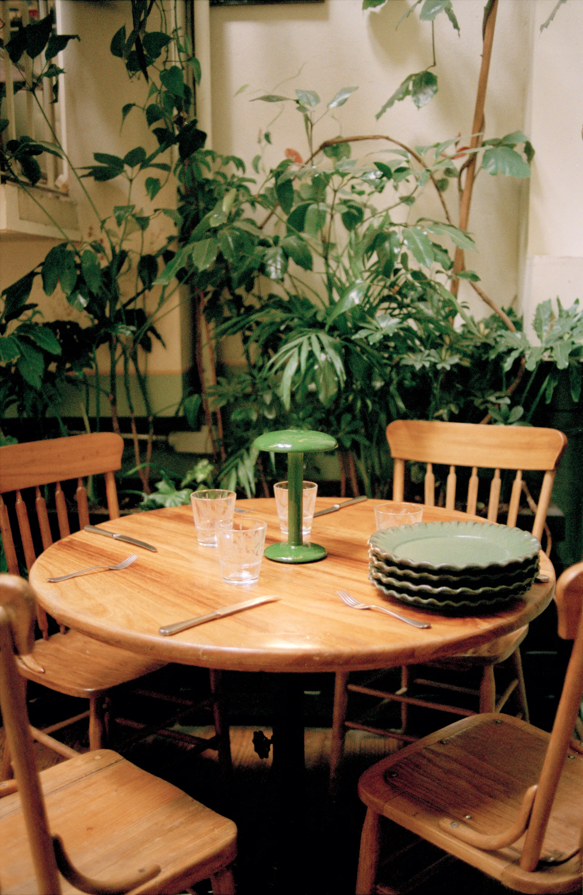 Gustave Residential φορητό επιτραπέζιο φωτιστικό, Lacquered green Flos