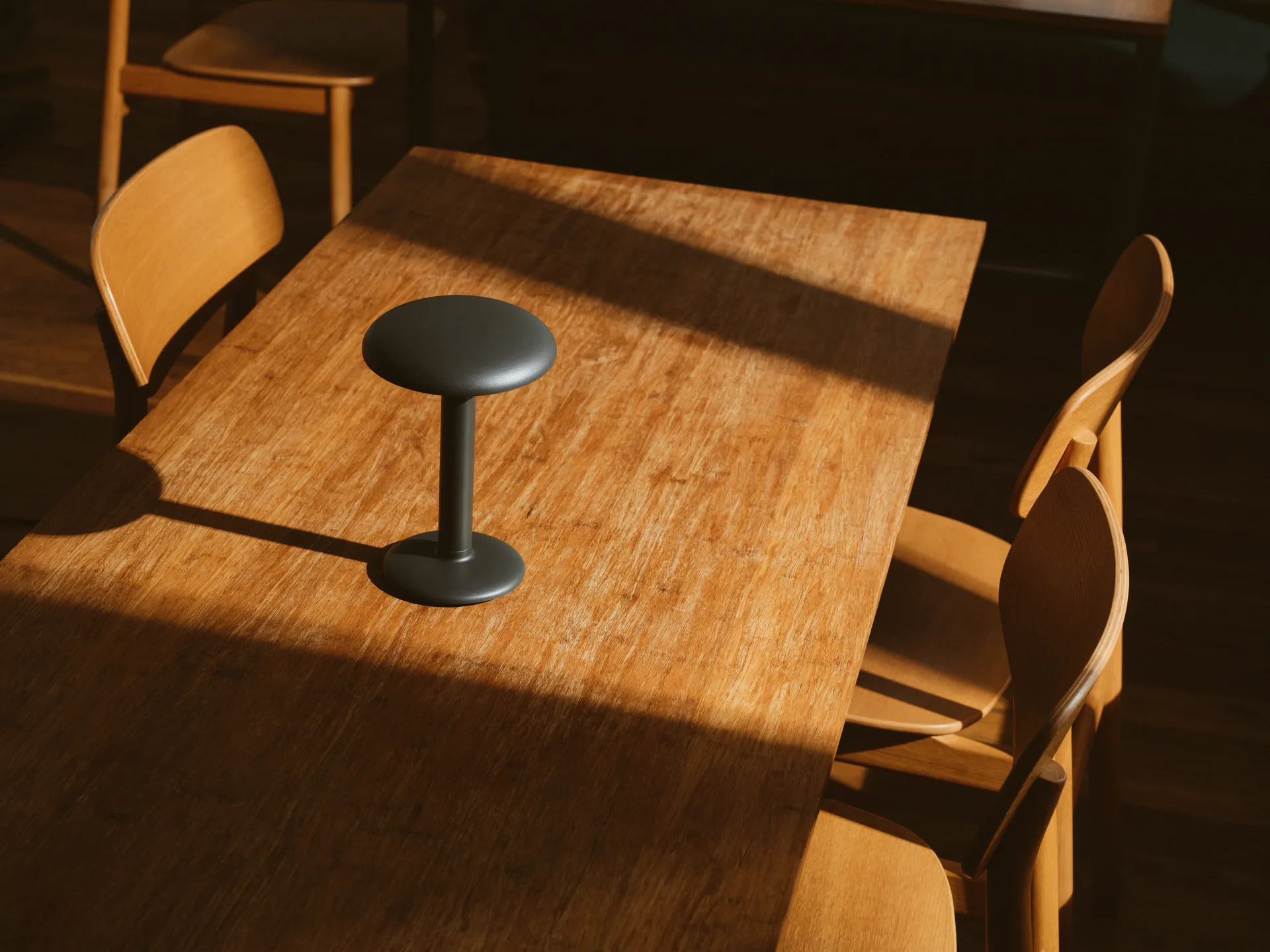 Gustave Residential φορητό επιτραπέζιο φωτιστικό, Matte anthracite Flos