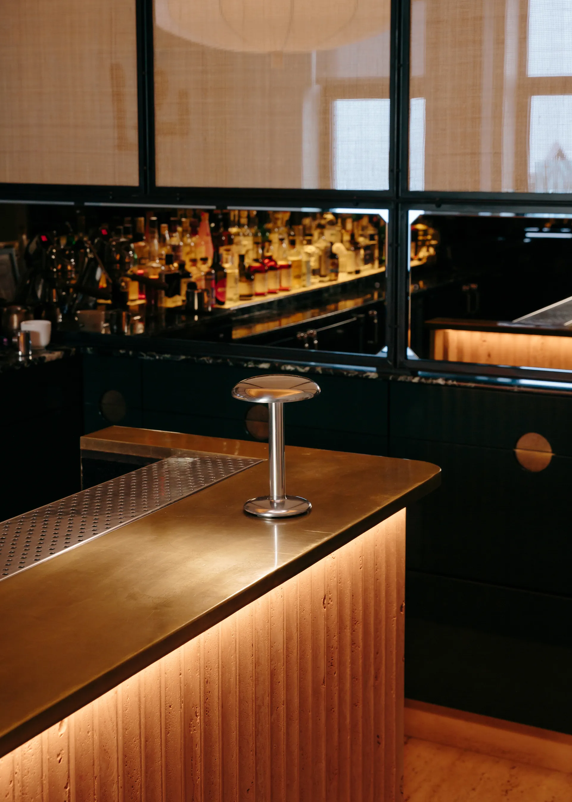 Gustave Residential φορητό επιτραπέζιο φωτιστικό, Polished silver Flos