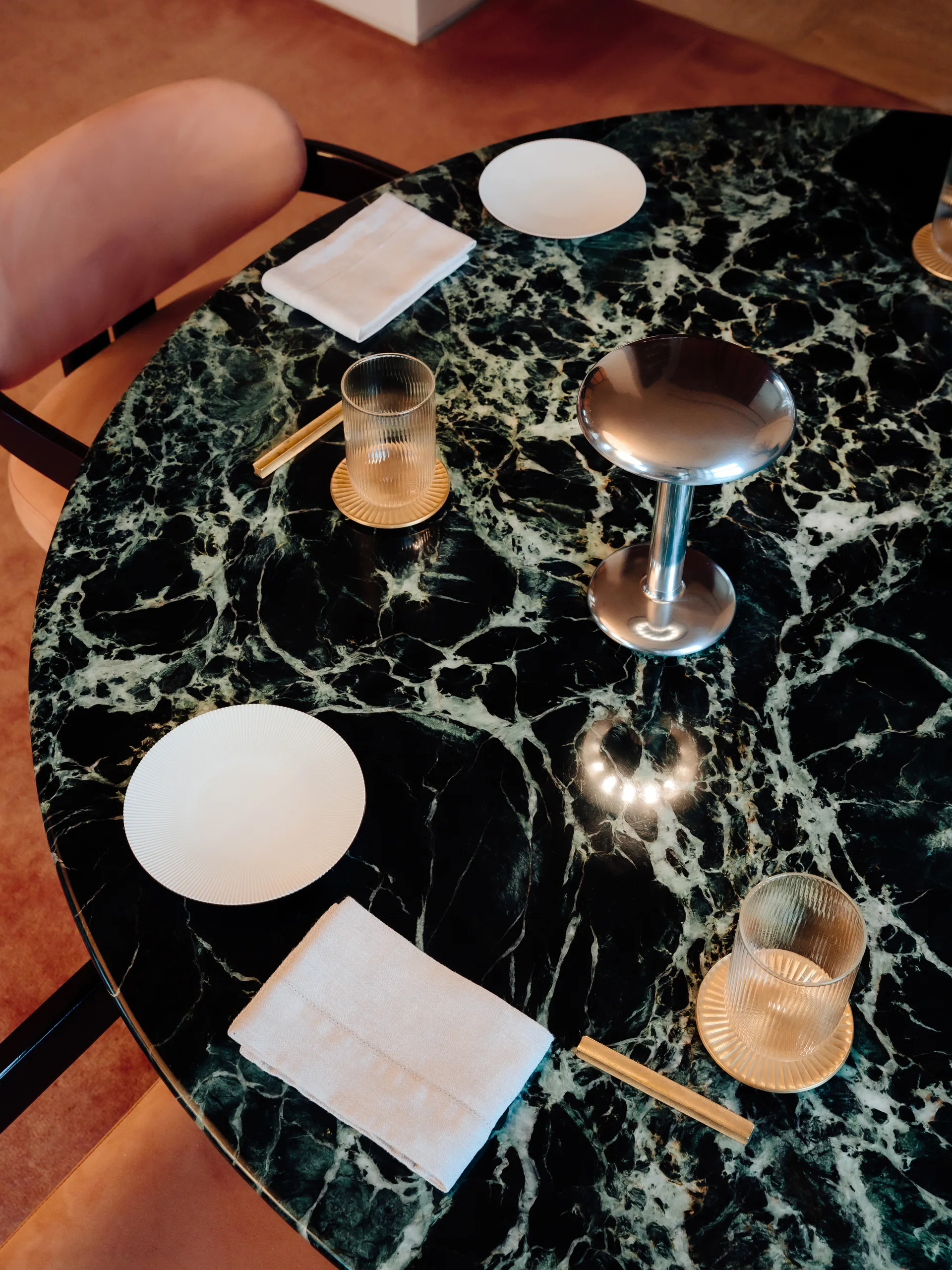 Gustave Residential φορητό επιτραπέζιο φωτιστικό, Polished silver Flos