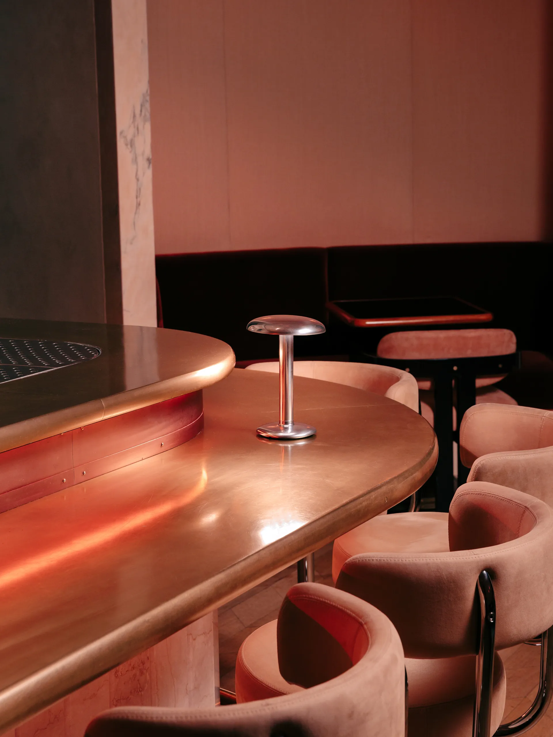 Gustave Residential φορητό επιτραπέζιο φωτιστικό, Polished silver Flos