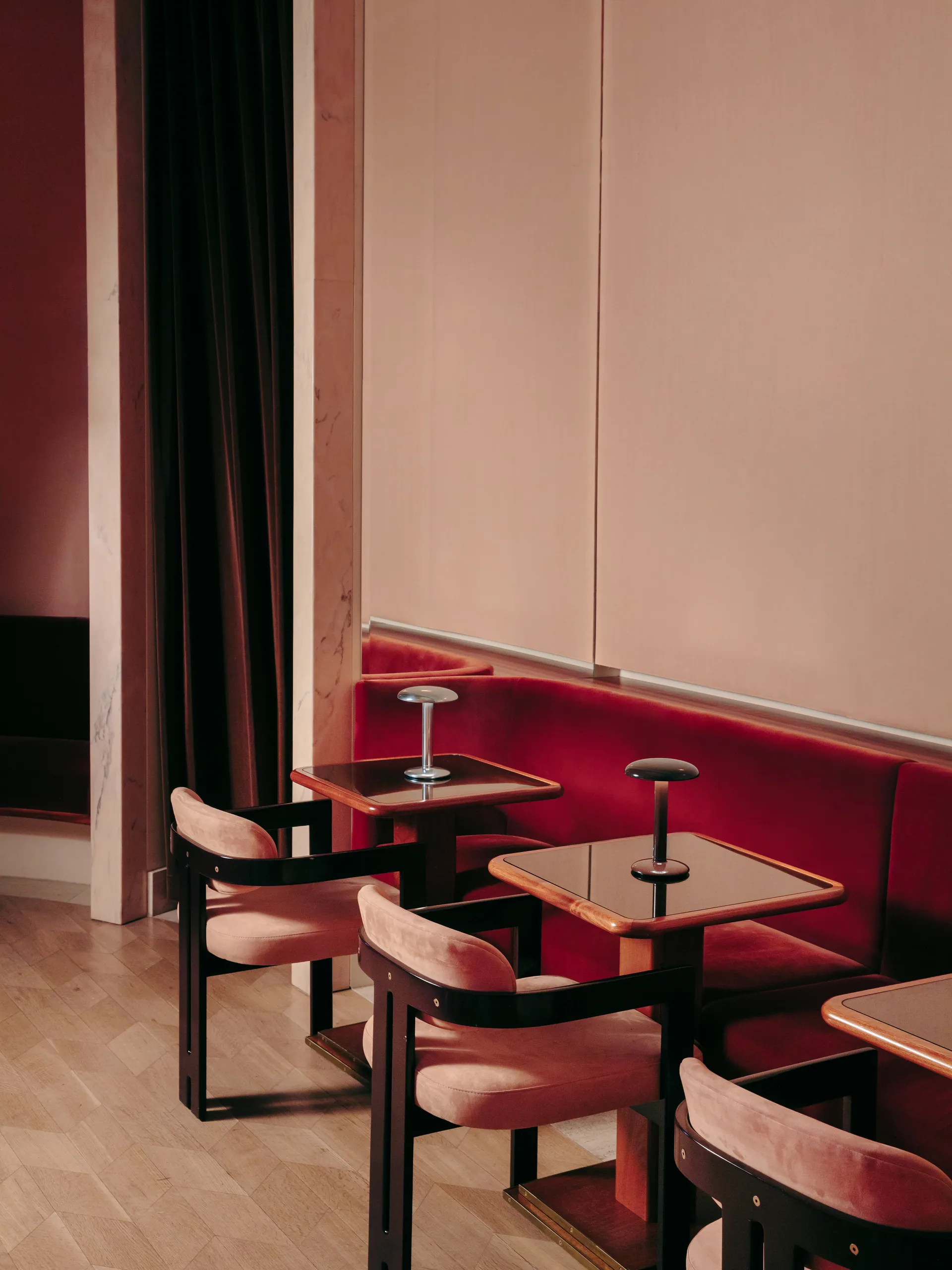 Gustave Residential φορητό επιτραπέζιο φωτιστικό, Polished silver Flos