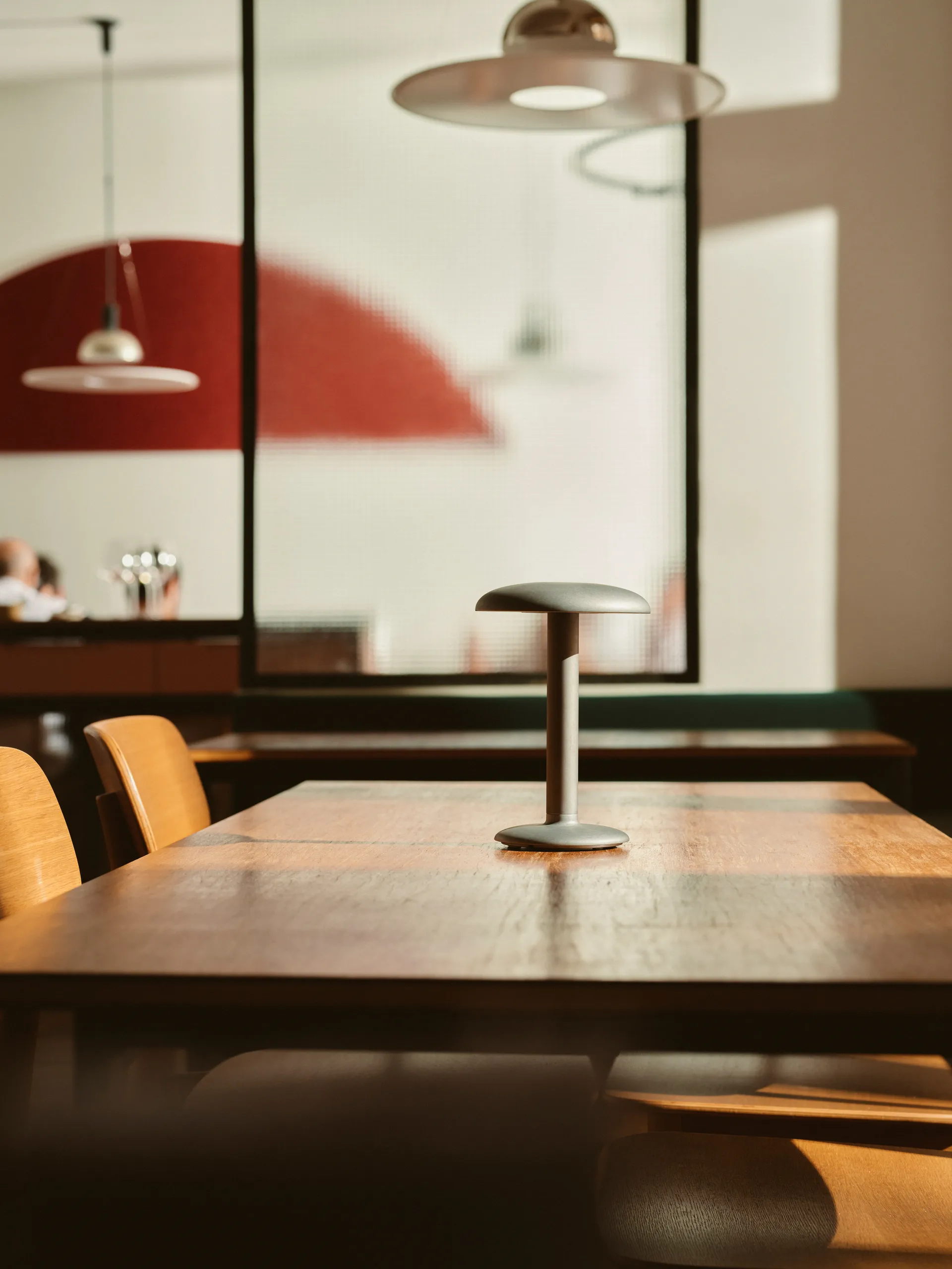 Gustave Residential φορητό επιτραπέζιο φωτιστικό, Raw aluminium Flos