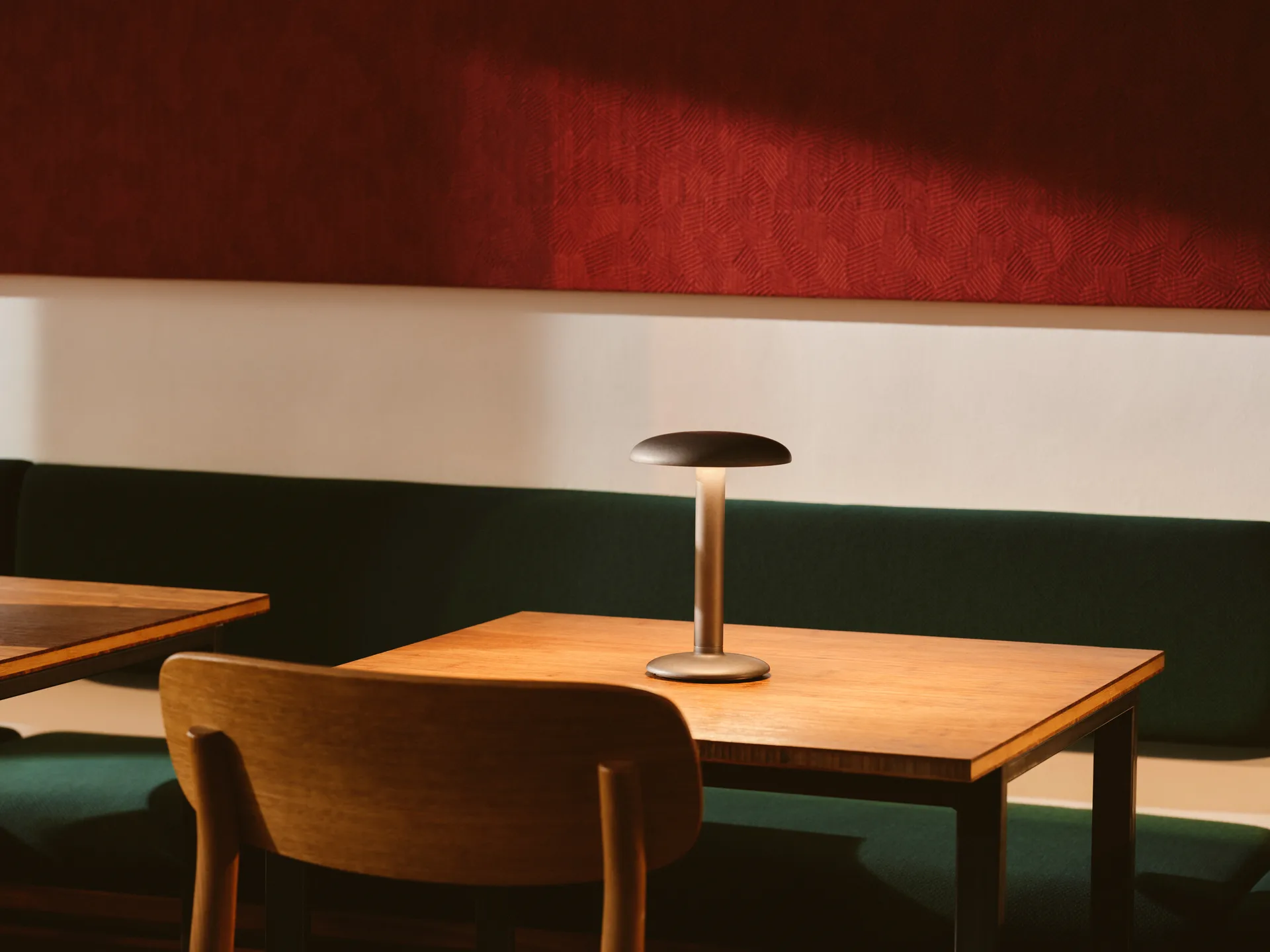 Gustave Residential φορητό επιτραπέζιο φωτιστικό, Raw aluminium Flos