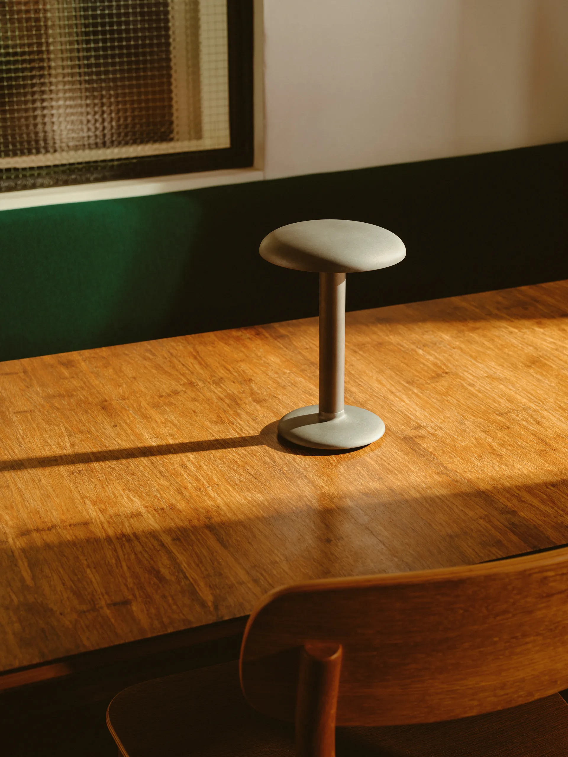 Gustave Residential φορητό επιτραπέζιο φωτιστικό, Raw aluminium Flos