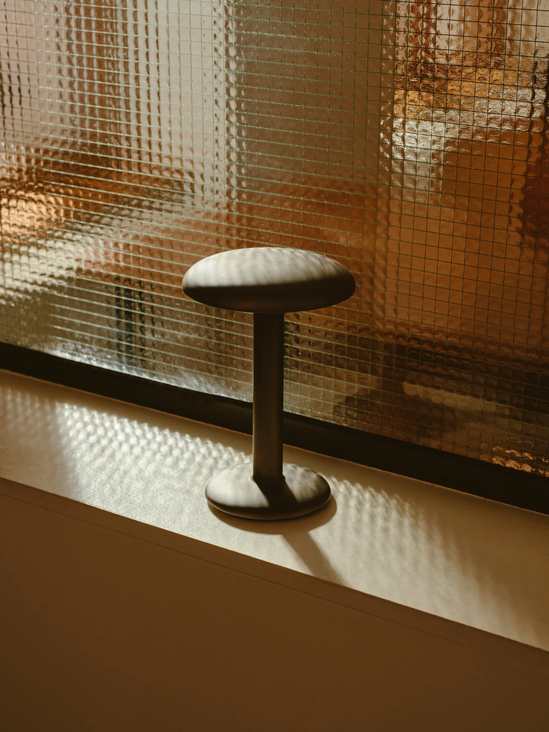 Gustave Residential φορητό επιτραπέζιο φωτιστικό, Raw aluminium Flos