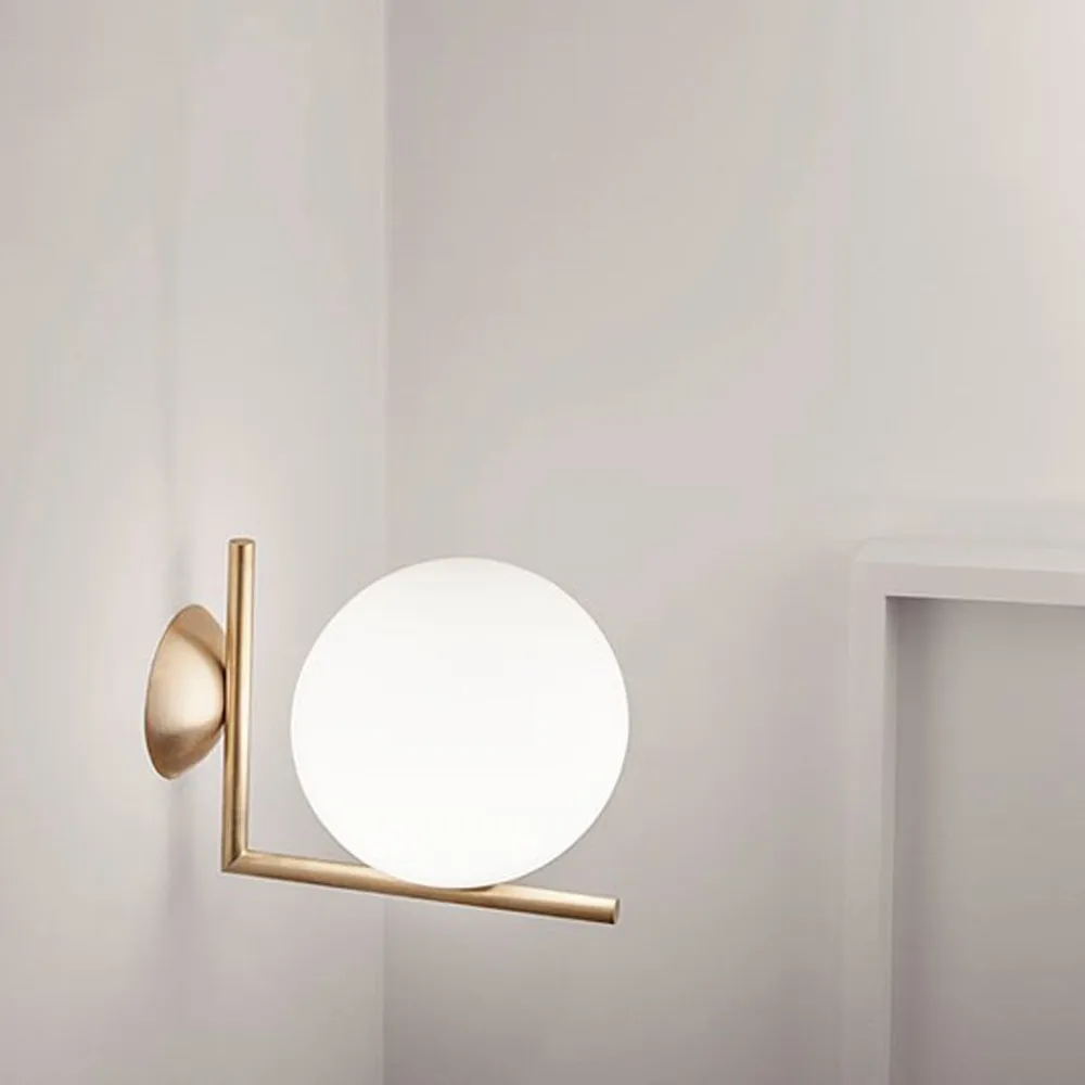IC lights C/W2 φωτιστικό τοίχου, Βουρτσισμένο ορείχαλκο-opal Flos