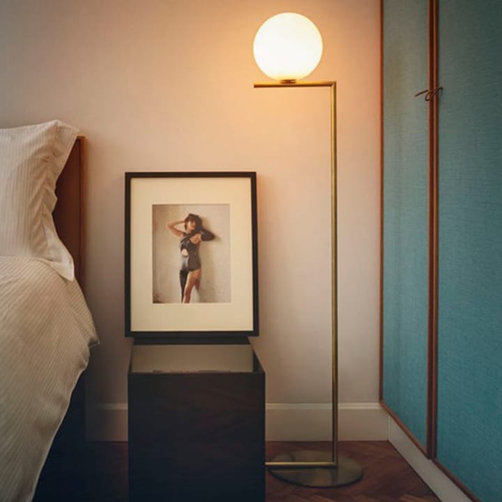 IC lights F1 φωτιστικό δαπέδου, Βουρτσισμένο ορείχαλκο-opal Flos
