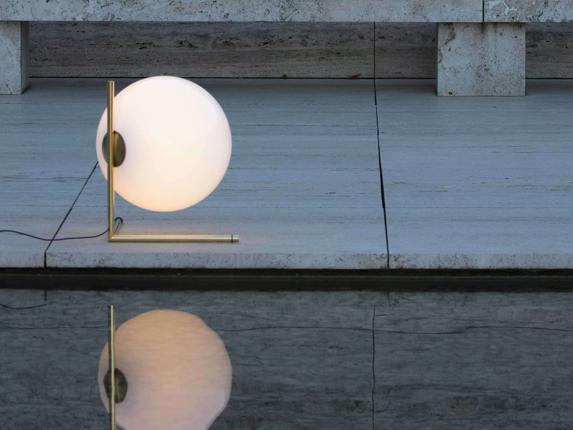 IC T3 επιτραπέζιο φωτιστικό 52,4 cm, Gold Flos