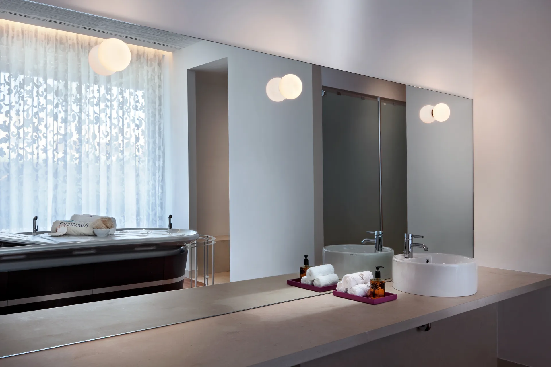 Mini Glo-Ball CW επιτοίχιο και οροφής φωτιστικό με τοποθέτηση καθρέφτη, Λευκό Flos