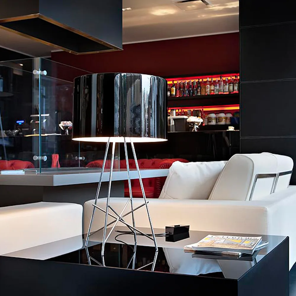 Ray T επιτραπέζιο φωτιστικό, Μαύρο-χρώμιο Flos