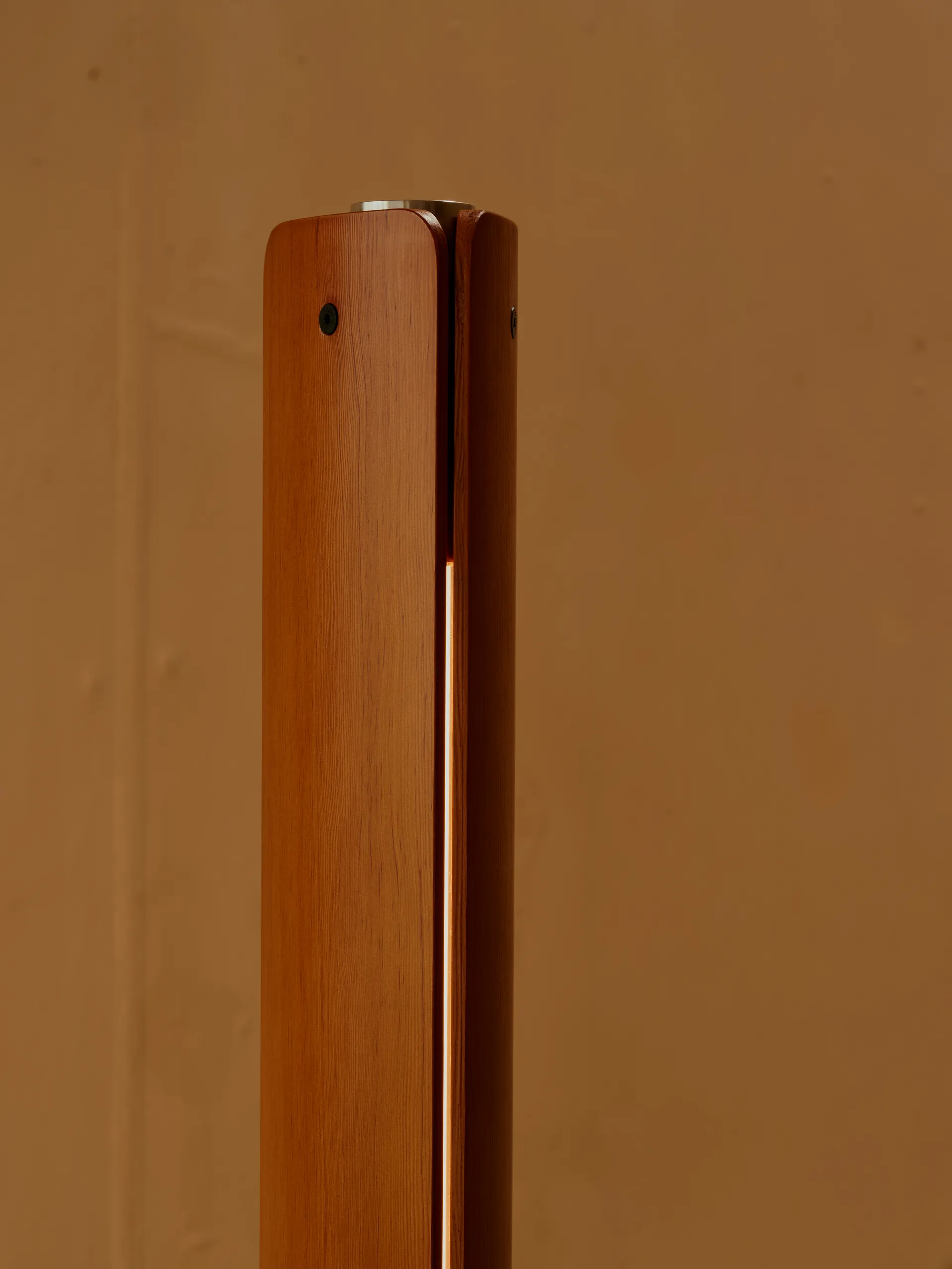 Seki-han φωτιστικό δαπέδου 226 cm, Heat treatened ash-black metal Flos