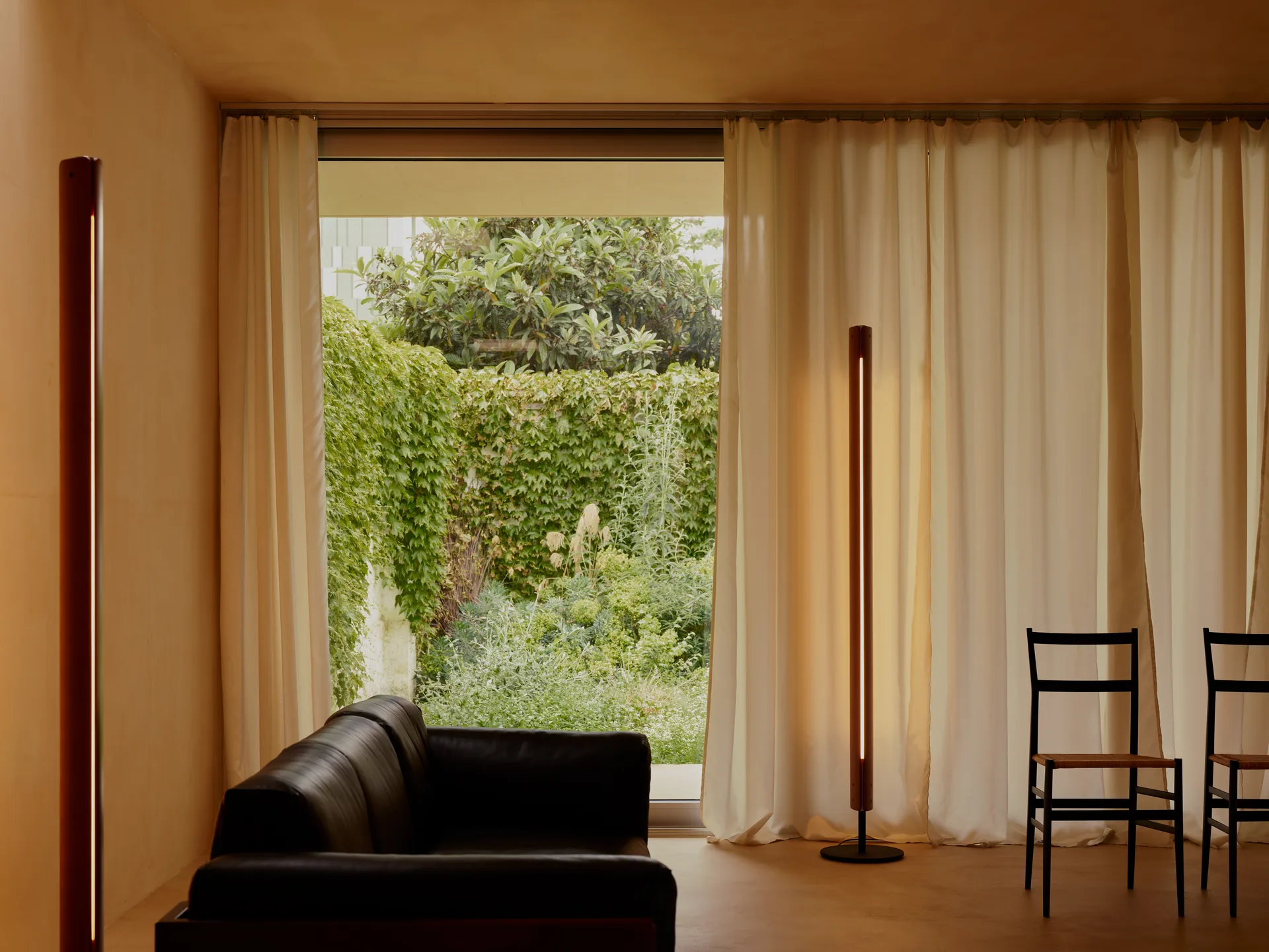 Seki-han φωτιστικό δαπέδου 226 cm, Heat treatened ash-black metal Flos