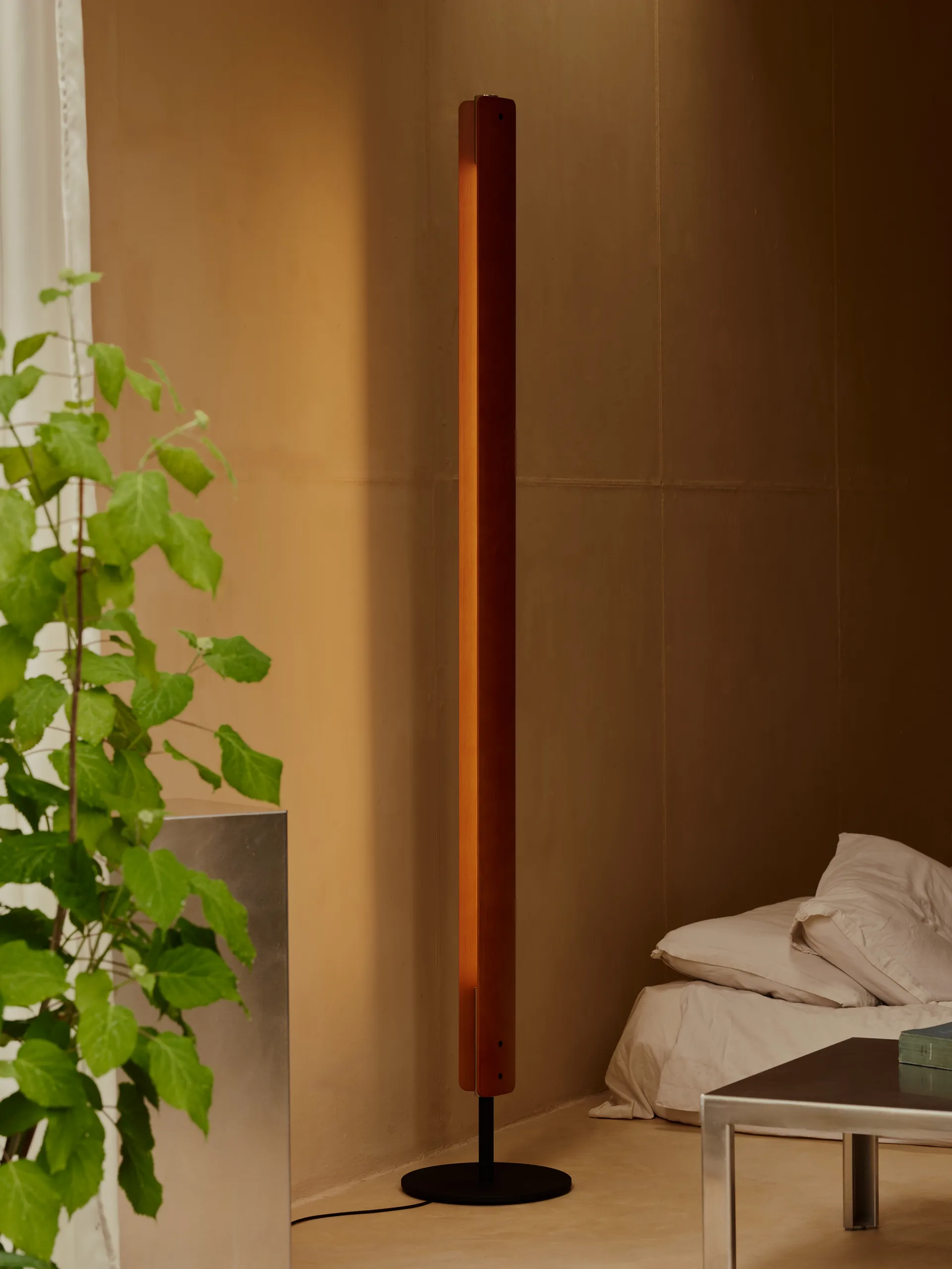 Seki-han φωτιστικό δαπέδου 226 cm, Heat treatened ash-black metal Flos