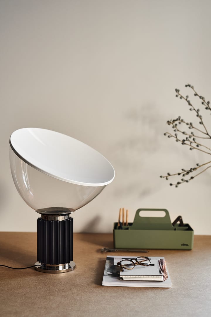 Taccia Small επιτραπέζιο φωτιστικό LED 48,5 cm, Μαύρο-γυάλινο θόλο Flos