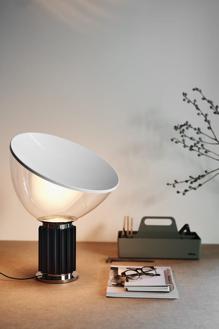 Taccia Small επιτραπέζιο φωτιστικό LED 48,5 cm, Μαύρο-γυάλινο θόλο Flos