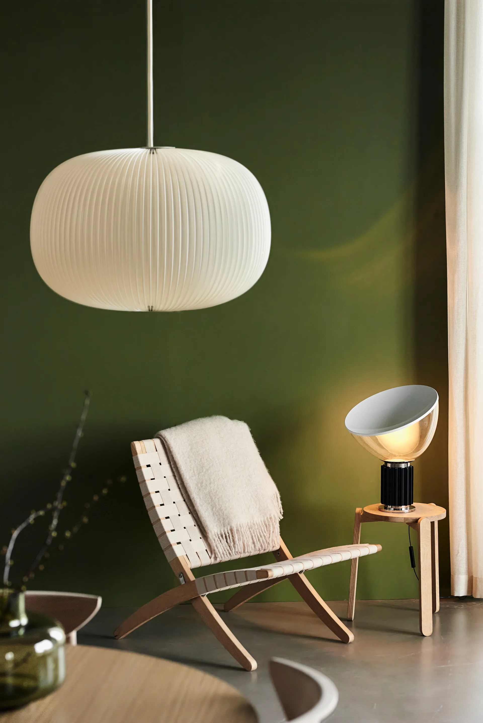 Taccia Small επιτραπέζιο φωτιστικό LED 48,5 cm, Μαύρο-γυάλινο θόλο Flos