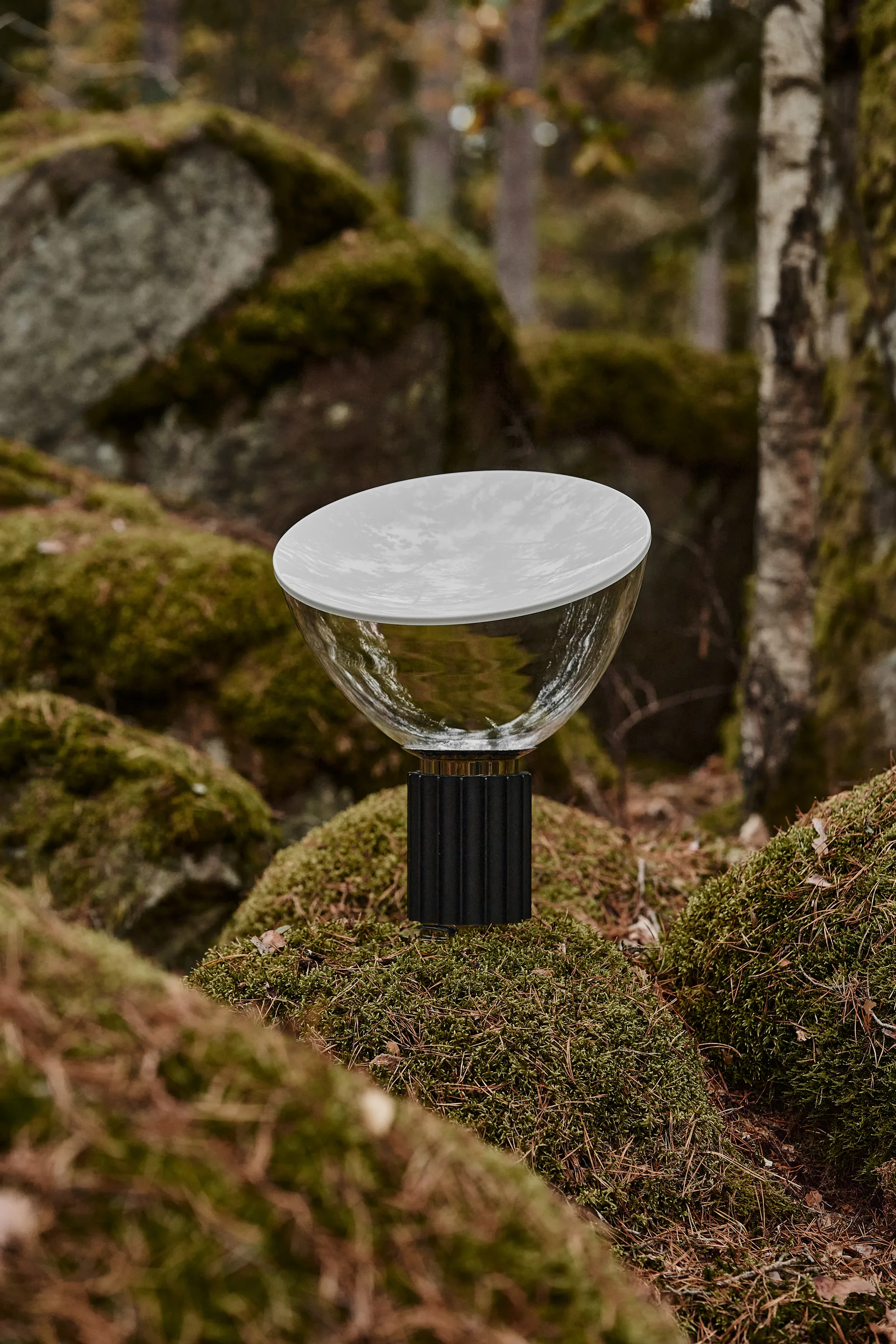 Taccia Small επιτραπέζιο φωτιστικό LED 48,5 cm, Μαύρο-γυάλινο θόλο Flos