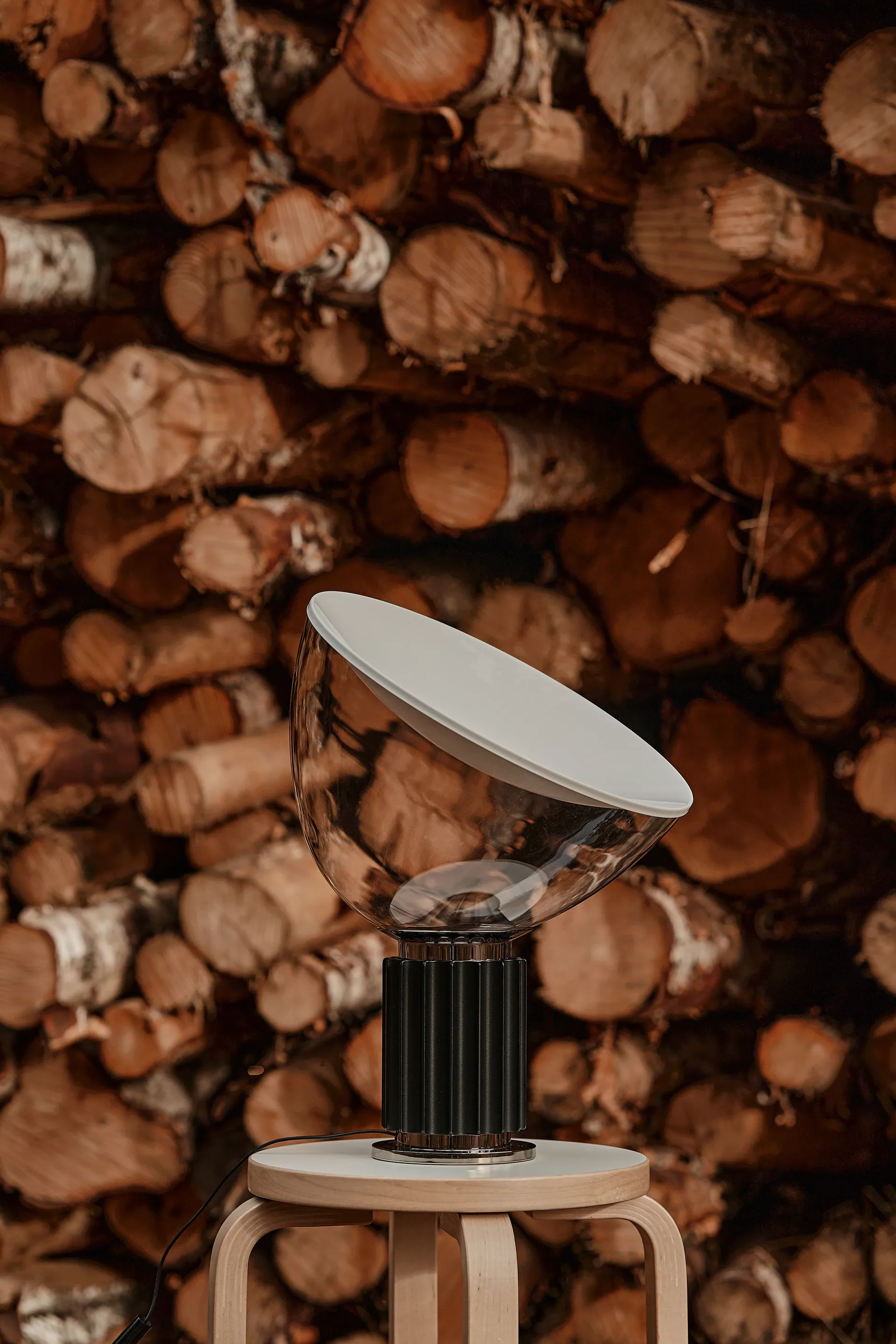 Taccia Small επιτραπέζιο φωτιστικό LED 48,5 cm, Μαύρο-γυάλινο θόλο Flos