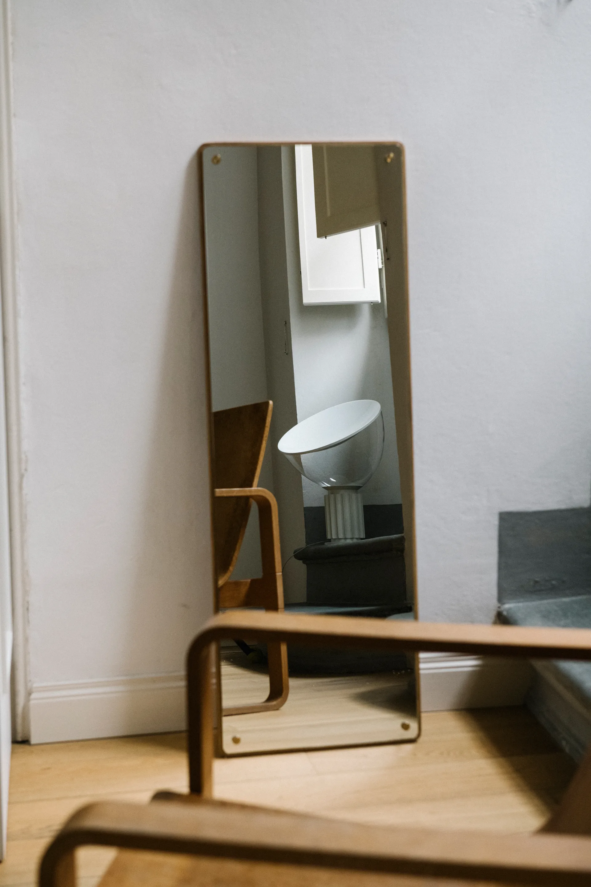 Taccia Small επιτραπέζιο φωτιστικό LED 48,5 cm, Ματ λευκή γυάλινη καμπάνα Flos