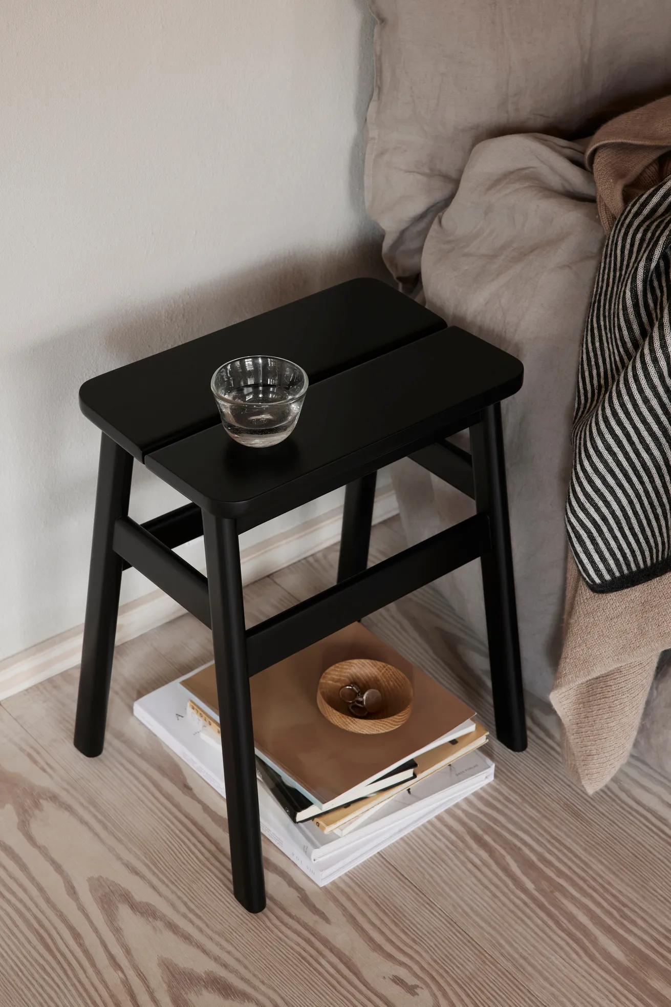 Angle Standard σκαμπό 45 εκ., Μαύρο Form & Refine