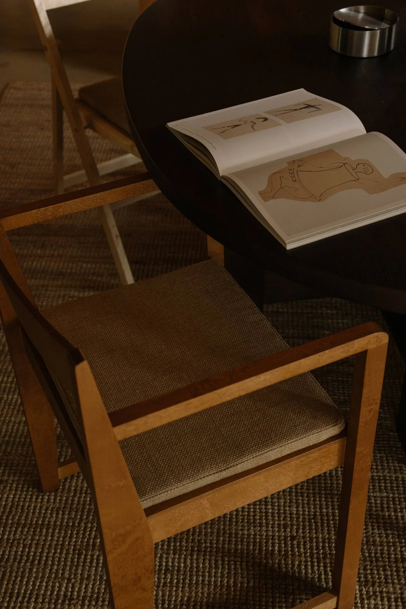 Armrest Chair 01 καρέκλα με μπράτσα, Σκούρα καφέ σημύδα FRAMA