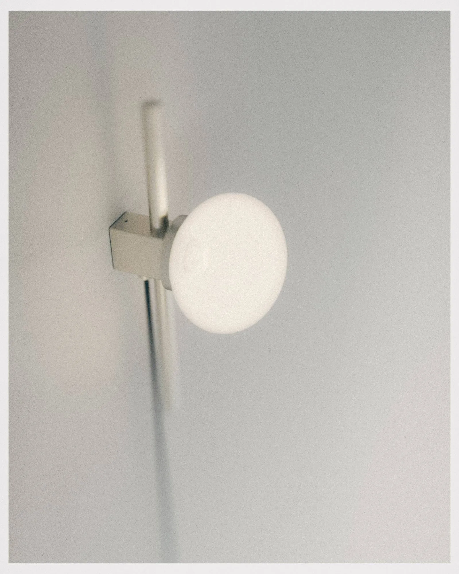 Ovoid Single επιτοίχιο φωτιστικό, Ανοξείδωτο ατσάλι-γυαλί οπάλ FRAMA