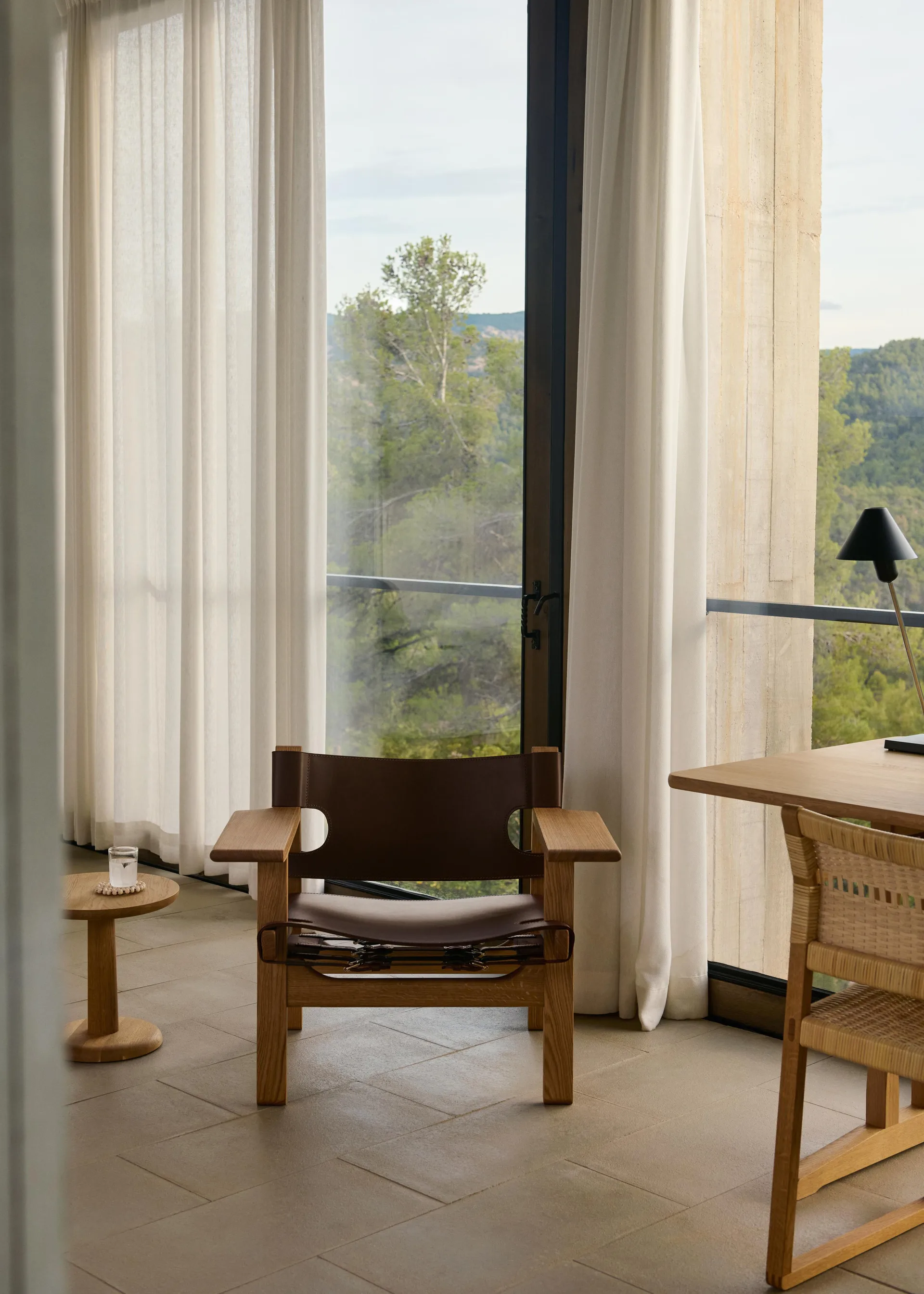 Η ισπανική πολυθρόνα, Δέρμα σκούρο καφέ-λαδωμένη δρυς Fredericia Furniture