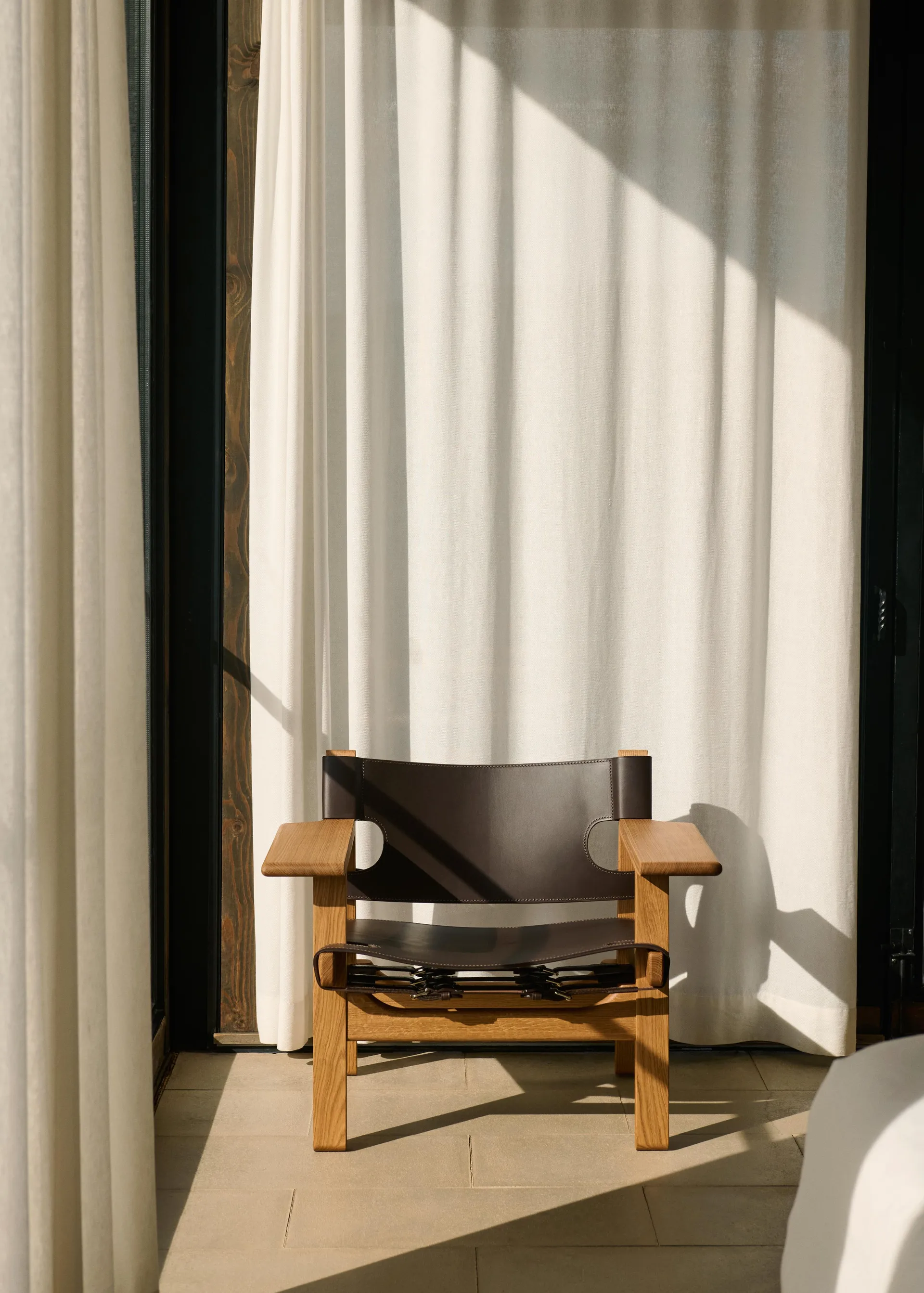 Η ισπανική πολυθρόνα, Δέρμα σκούρο καφέ-λαδωμένη δρυς Fredericia Furniture