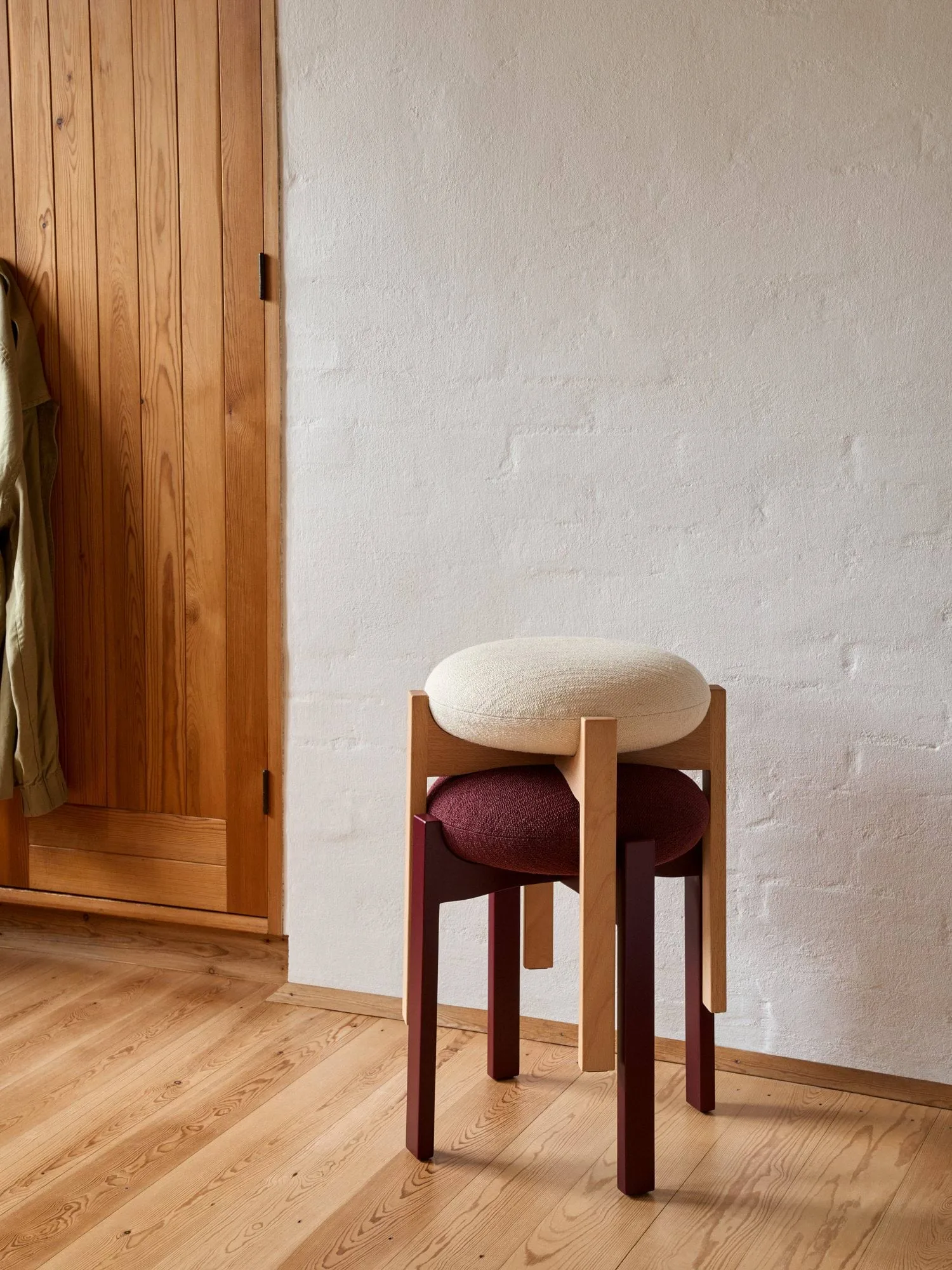 Pioneer σκαμπό χαμηλό, Odino NE22 off white-λαδωτή οξιά Fredericia Furniture