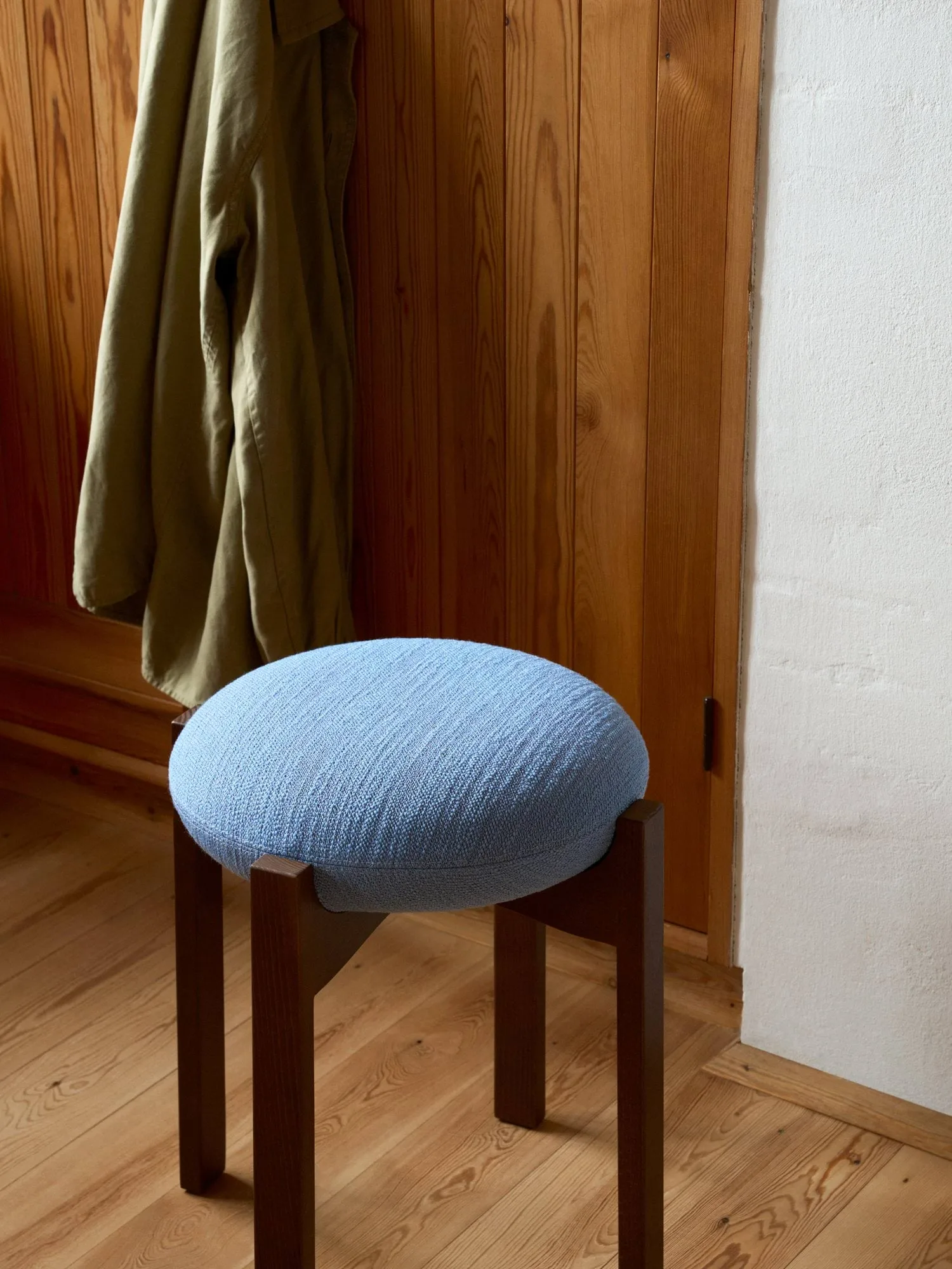Pioneer σκαμπό χαμηλό, Odino PV82 light blue-λακαρισμένη δρυς Fredericia Furniture