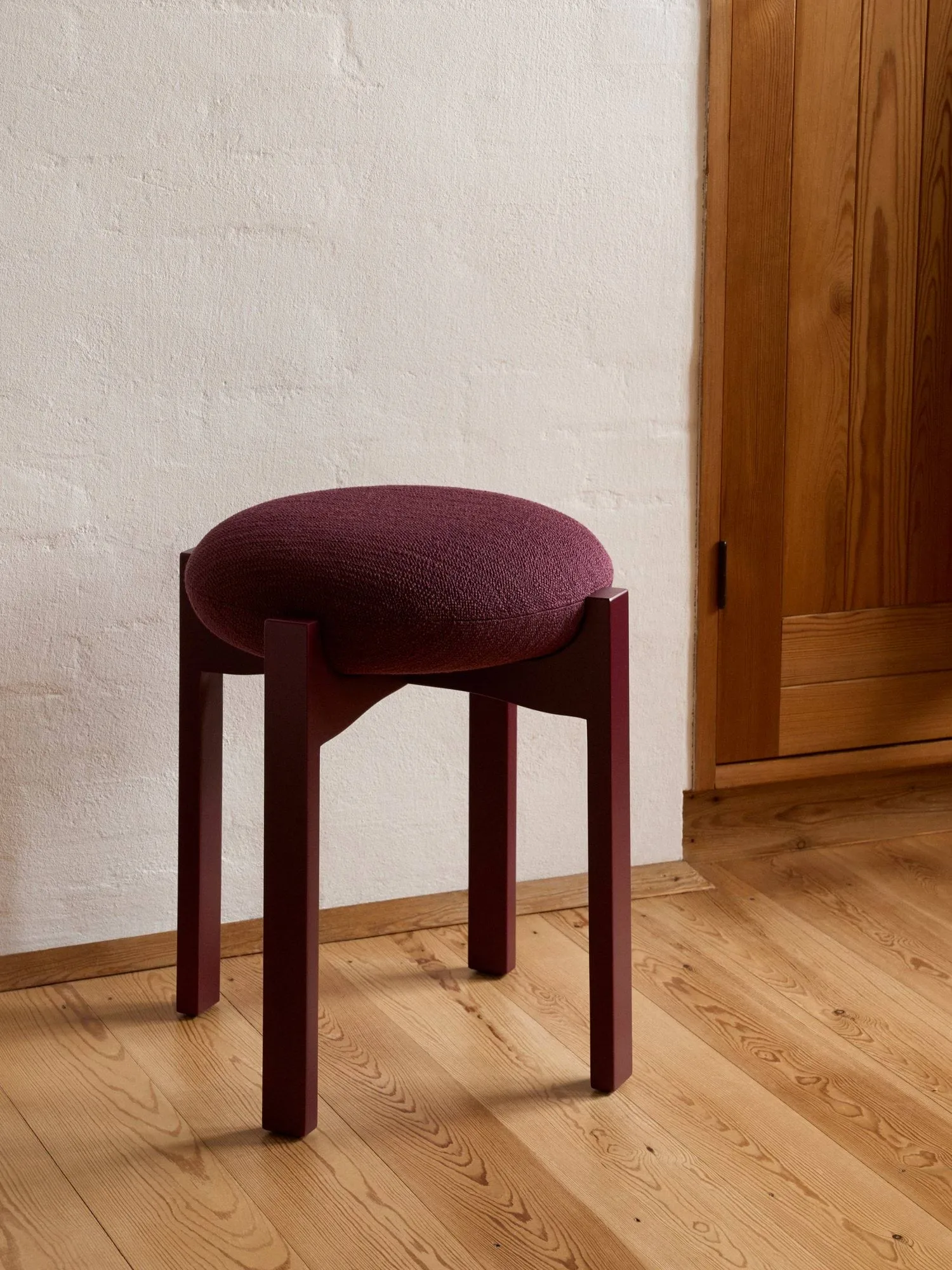 Pioneer σκαμπό χαμηλό, Odino RC43 bordeaux-bordeaux οξιά Fredericia Furniture