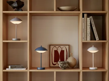 Clam φορητό επιτραπέζιο φωτιστικό 31 cm - Nine grey - Fritz Hansen