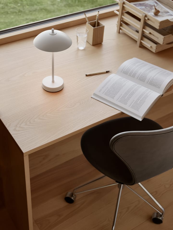 Clam φορητό επιτραπέζιο φωτιστικό 31 cm, White Fritz Hansen