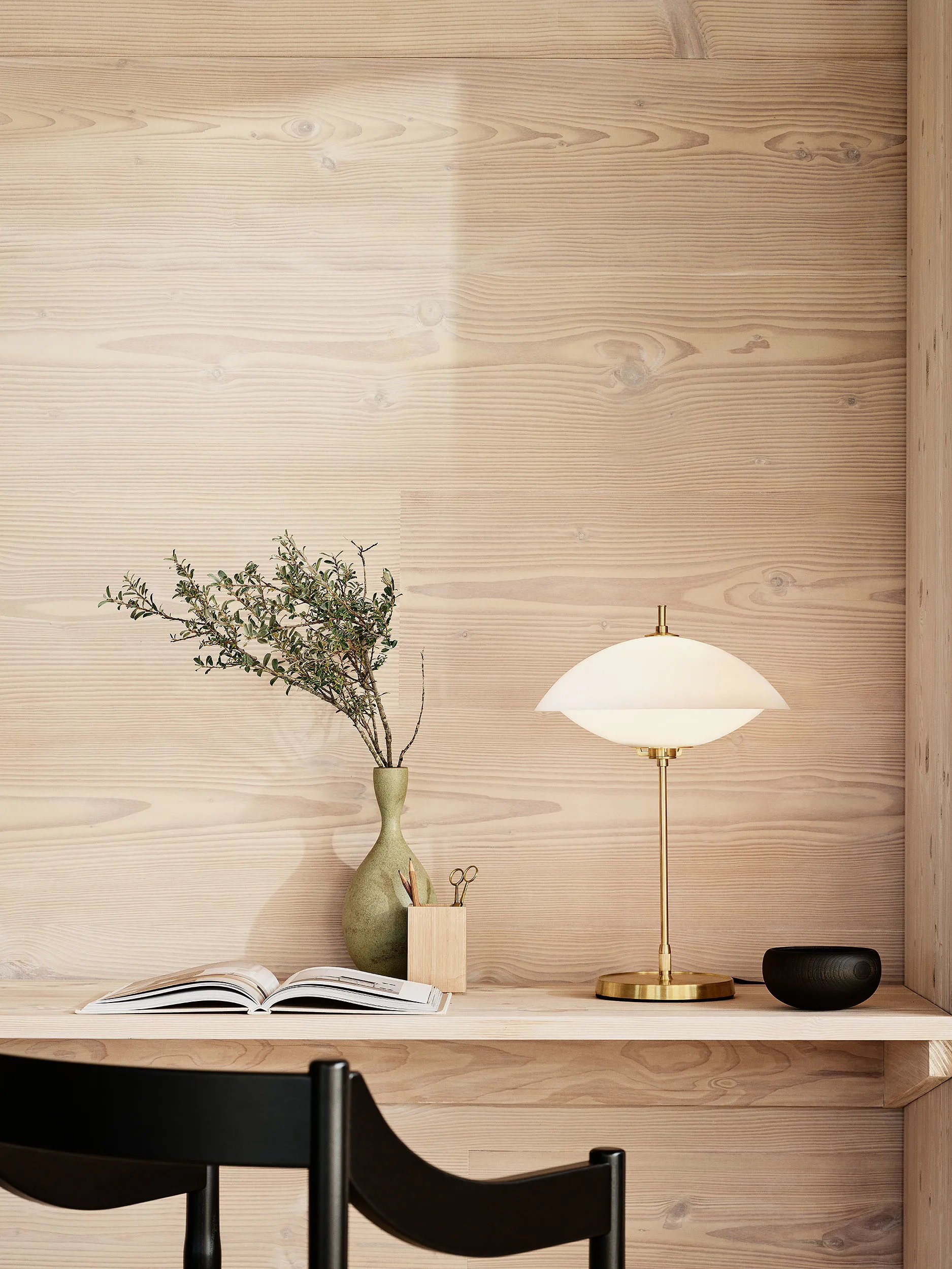 Επιτραπέζιο φωτιστικό Clam 50 εκ., Opal-brass Fritz Hansen